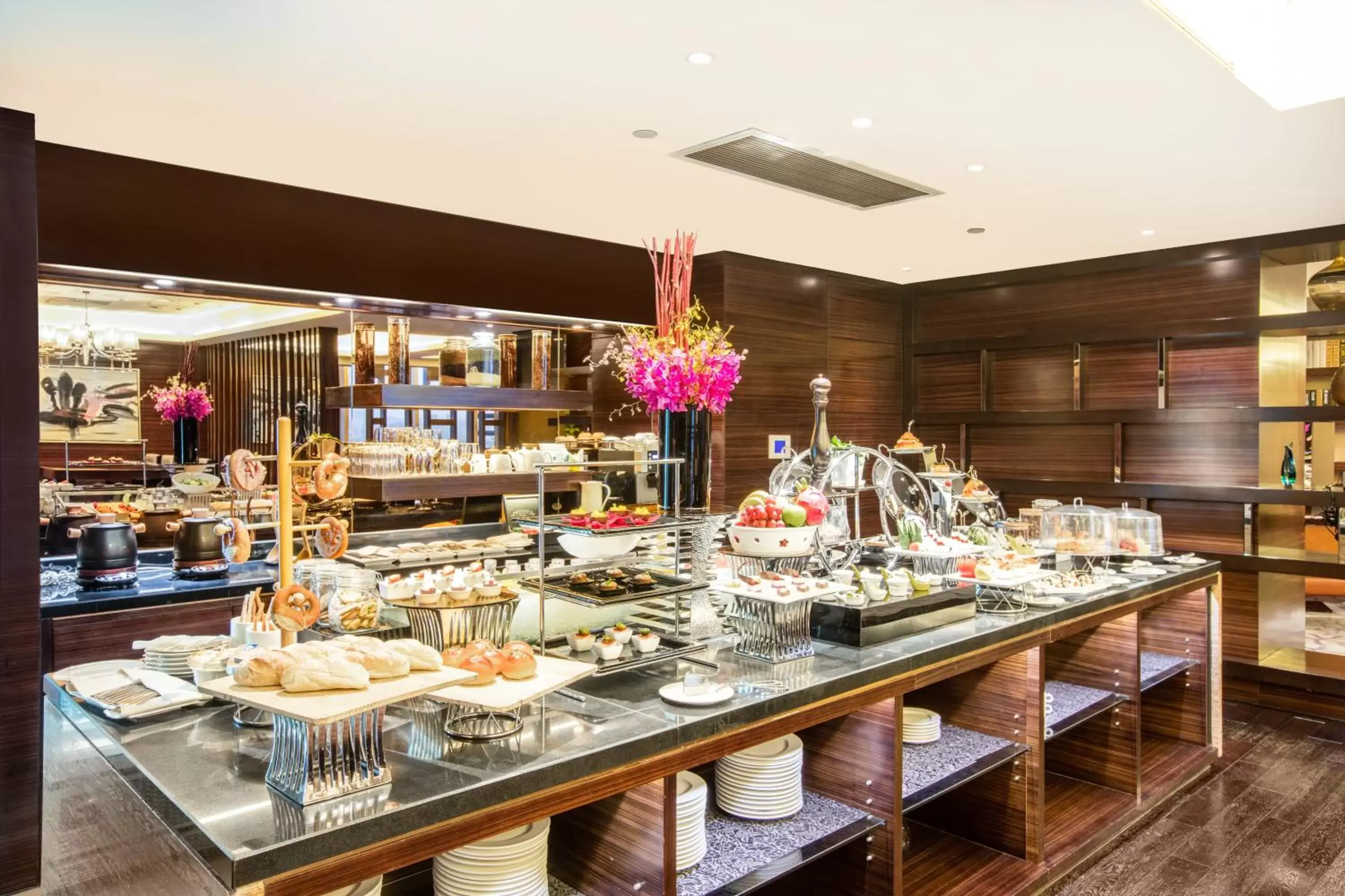 Lounge or bar in Crowne Plaza Nanjing Jiangning by IHG Lounge or bar in Crowne Plaza Nanjing Jiangning by IHG