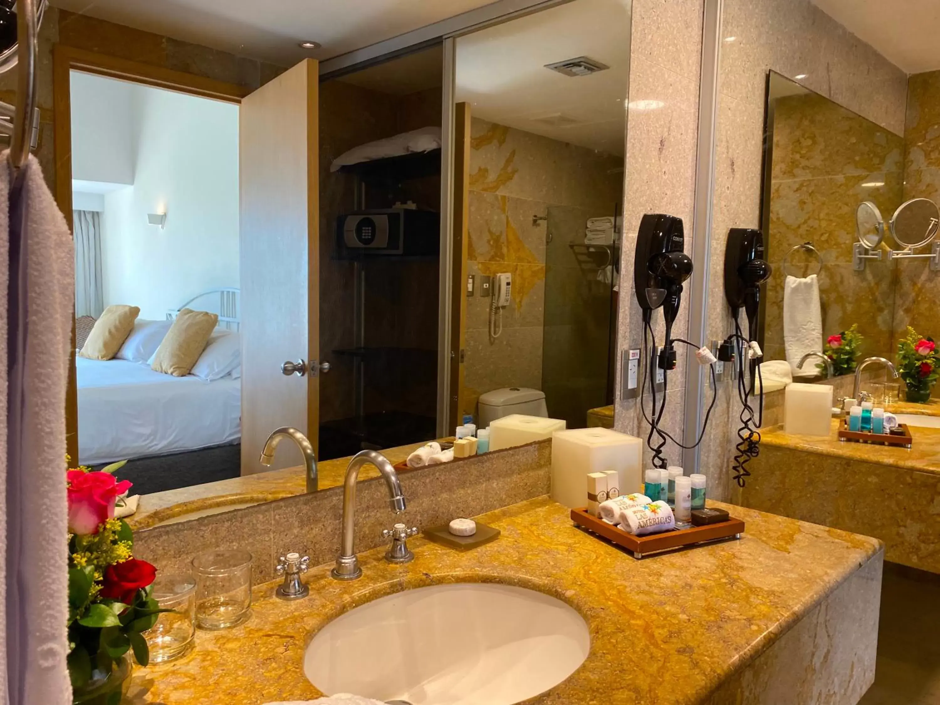 Shower, Bathroom in Hotel Las Americas Casa de Playa