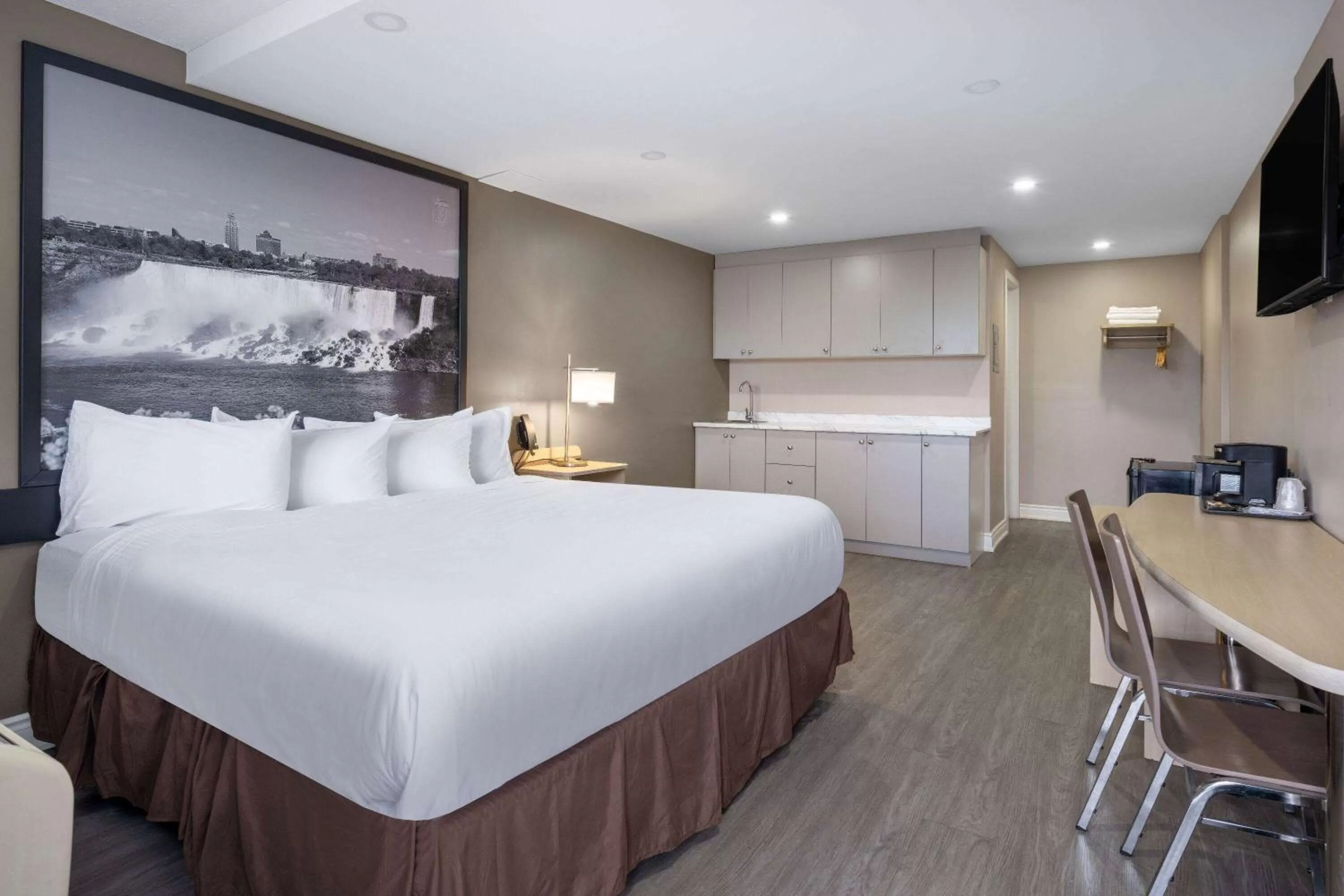 Photo of the whole room in Super 8 by Wyndham Niagara Falls ON