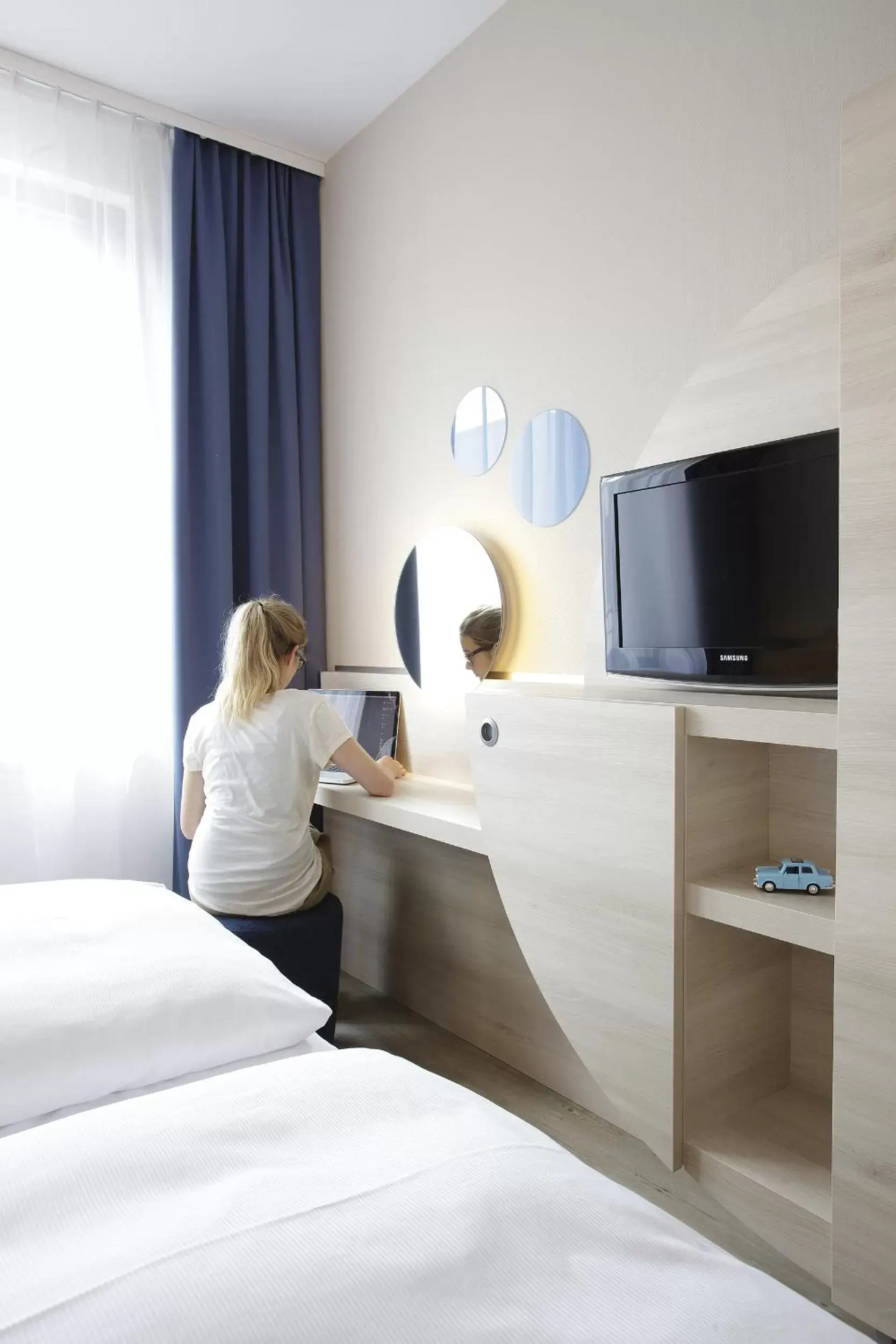 Bed, TV/Entertainment Center in H2 Hotel Berlin-Alexanderplatz