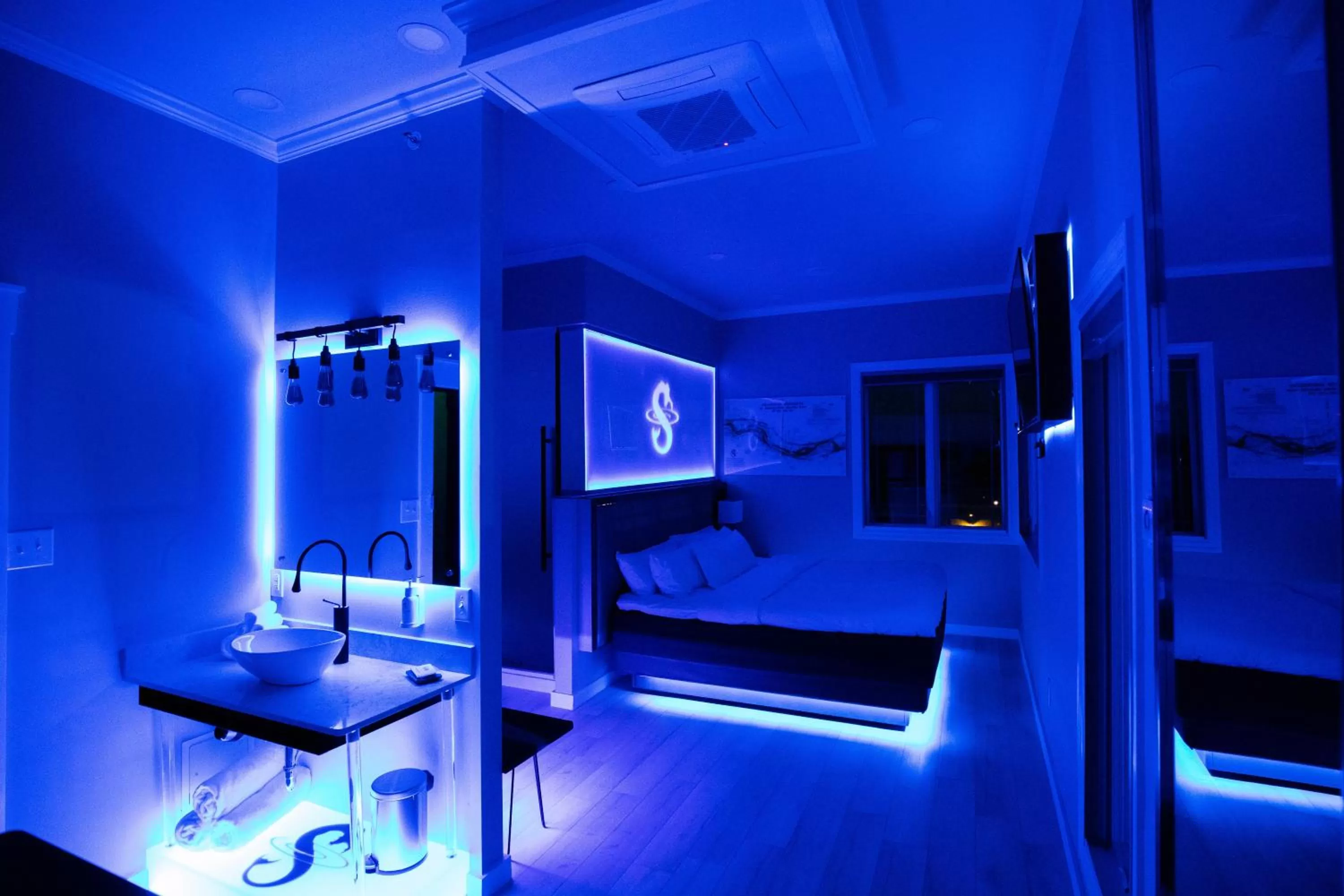 Bed in River Sirens Hotel-Contactless Check in Hotel