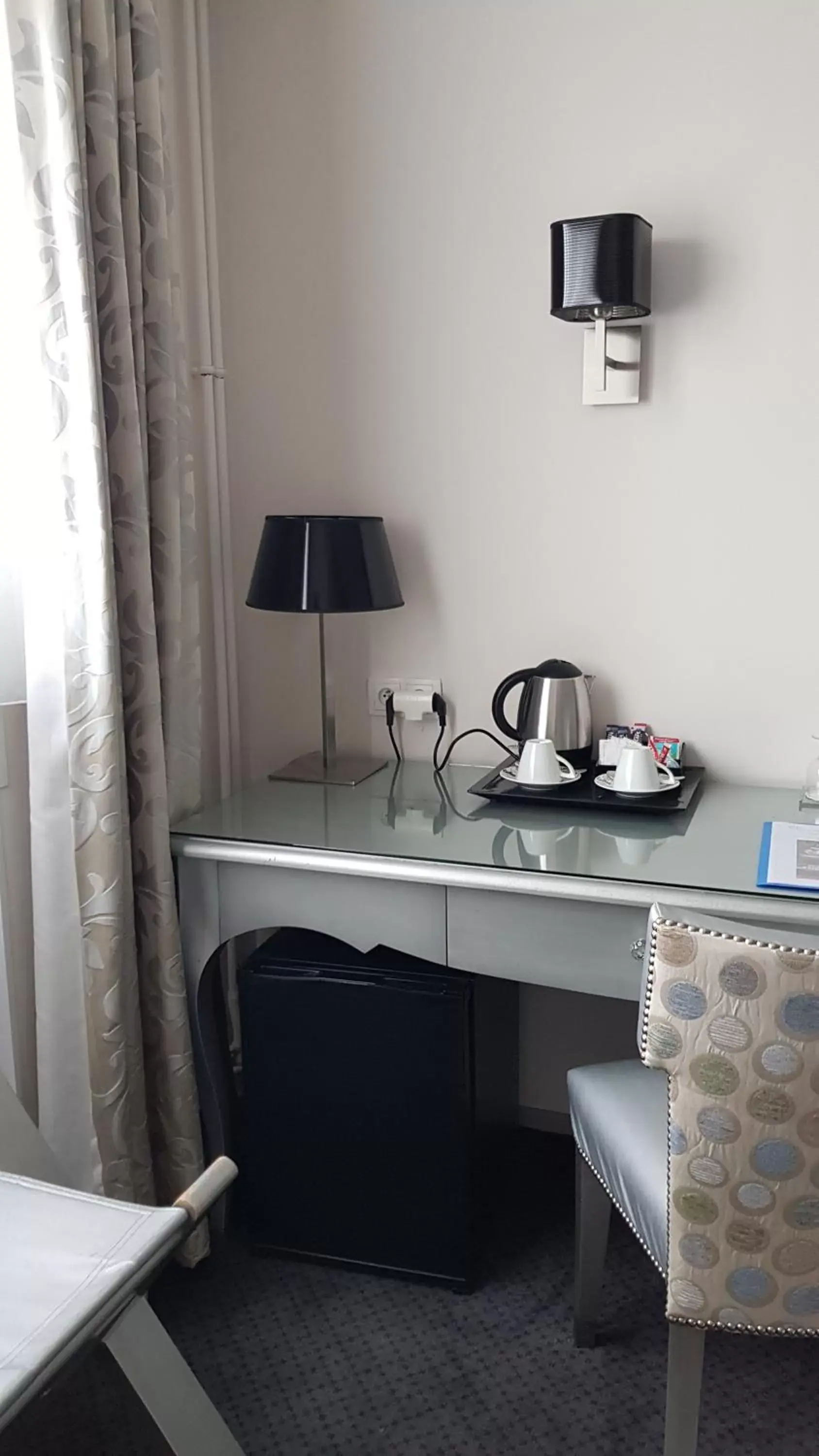 Coffee/tea facilities, Kitchen/Kitchenette in Hotel de Champagne