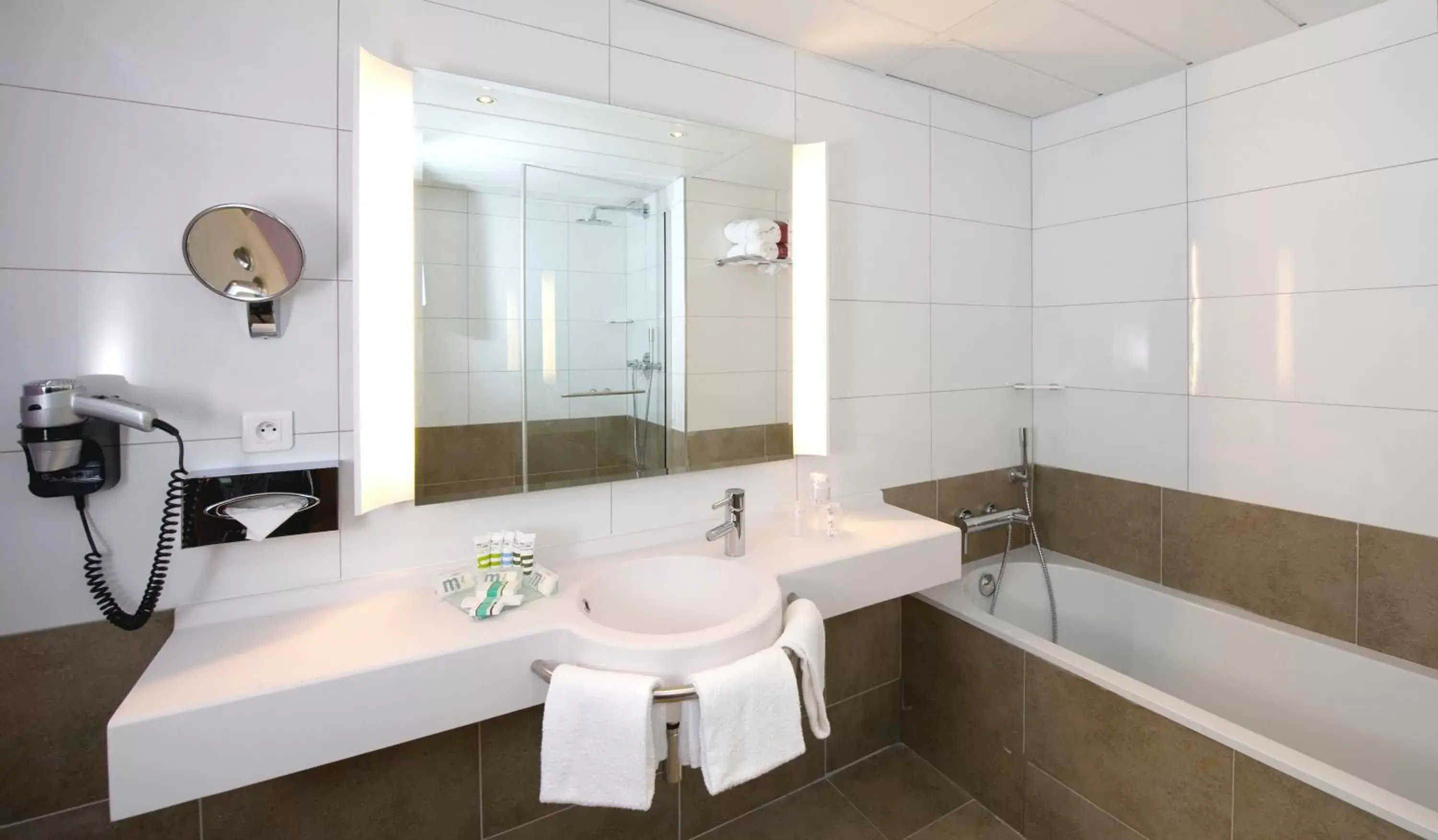 Bathroom in Mercure Carcassonne La Cité - entièrement rénové