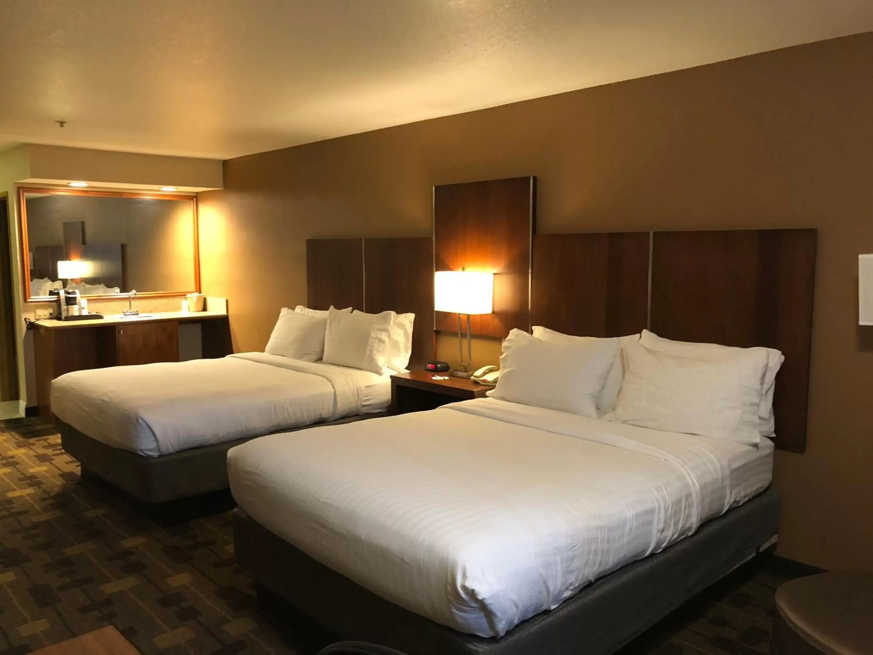 Photo of the whole room, Bed in Holiday Inn Express Corning, an IHG Hotel