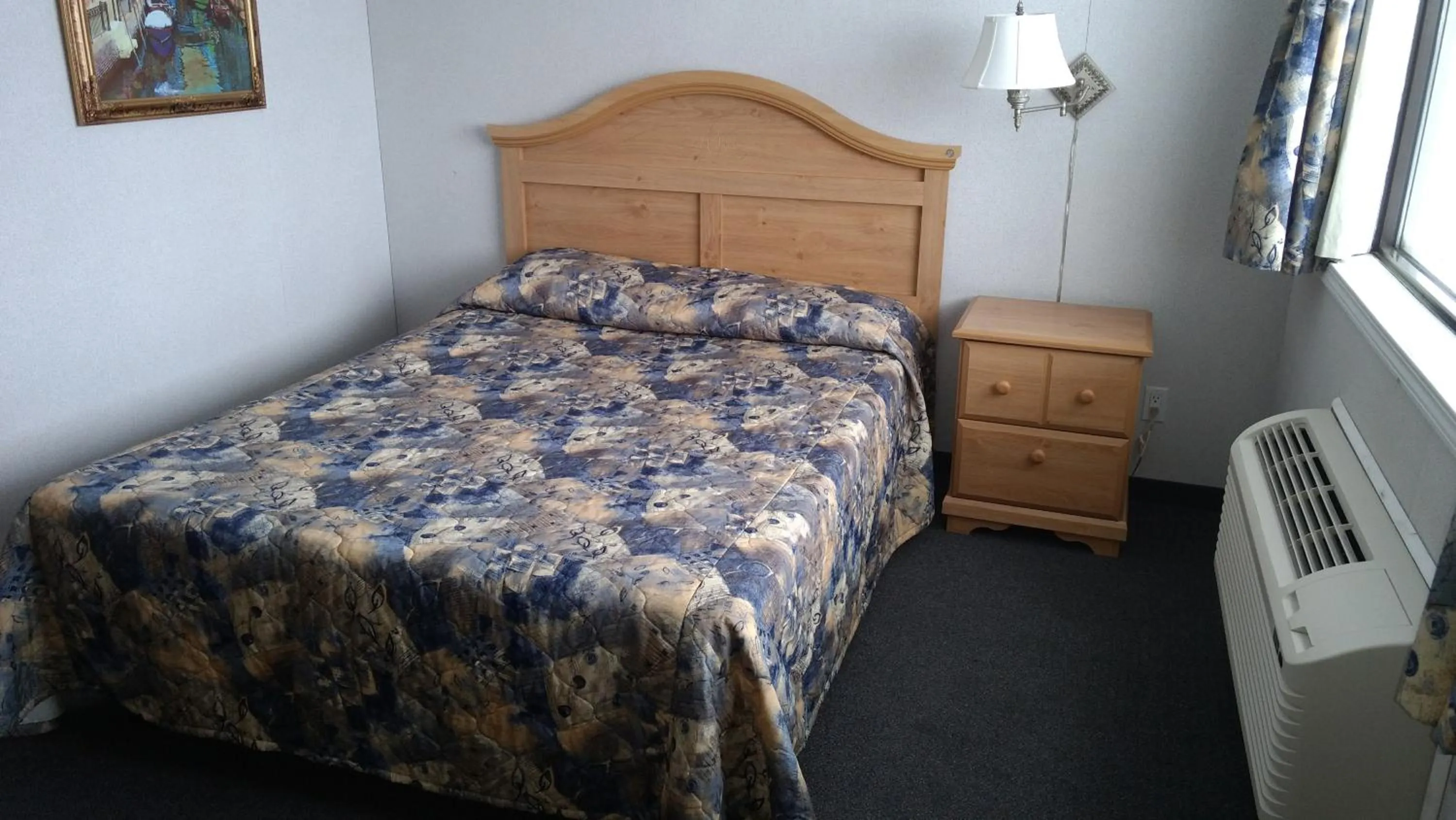 Kitchen or kitchenette, Bed in Travel Inn Hearst