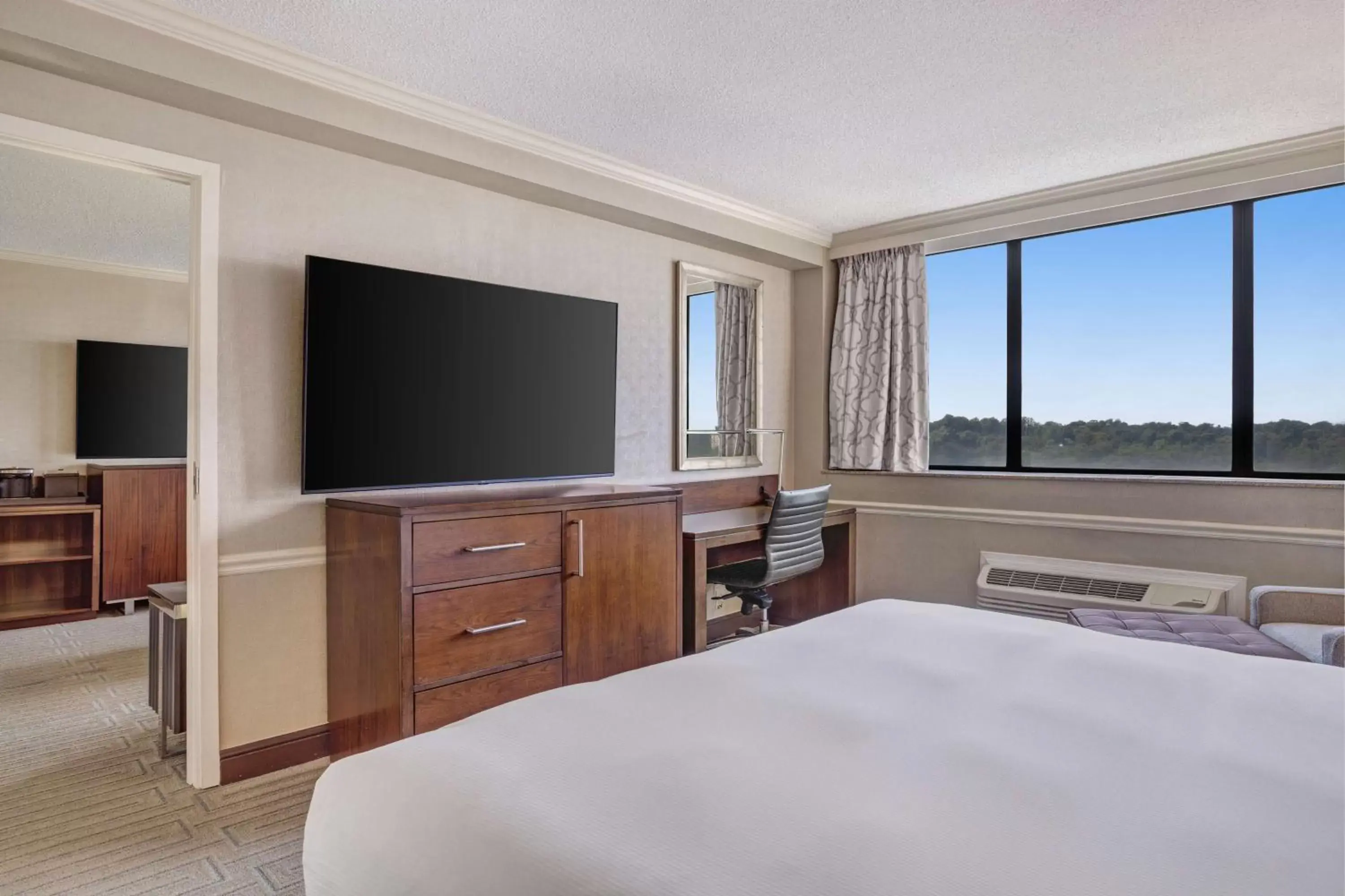 Bed, TV/Entertainment Center in Hilton Arlington National Landing