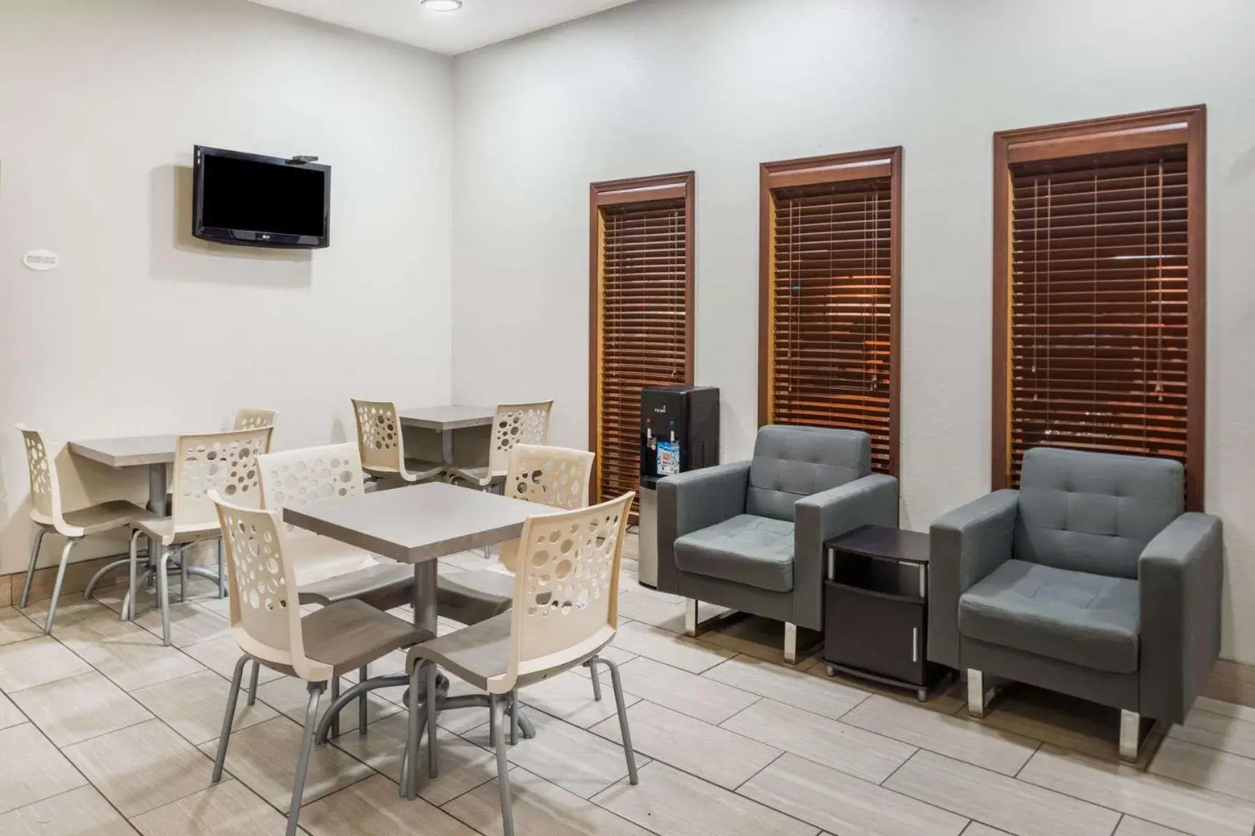 Dining Area in Super 8 by Wyndham West Plains