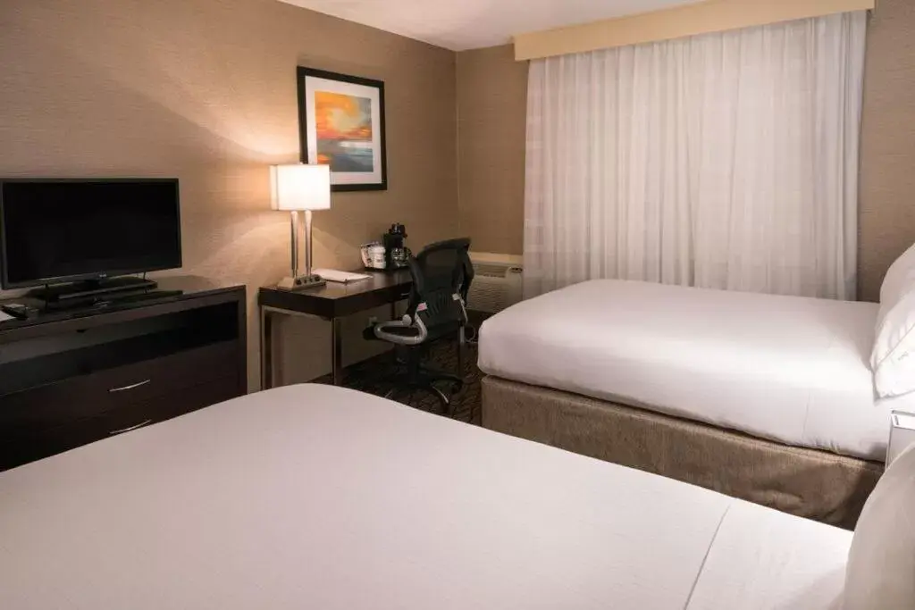 Bed in Holiday Inn Express Hotel & Suites Pasadena-Colorado Boulevard, an IHG Hotel