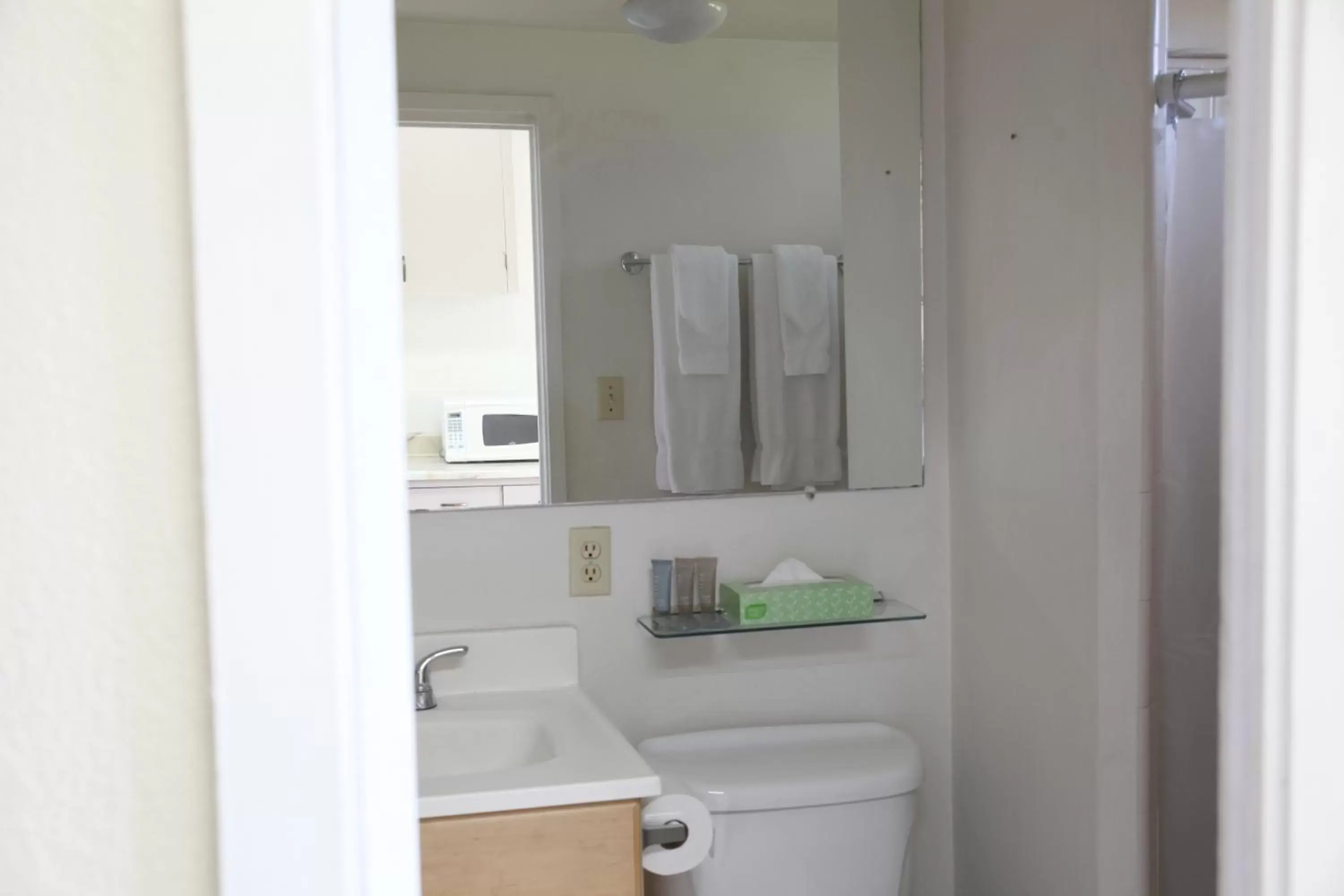 Bathroom in Waikiki Heritage Hotel