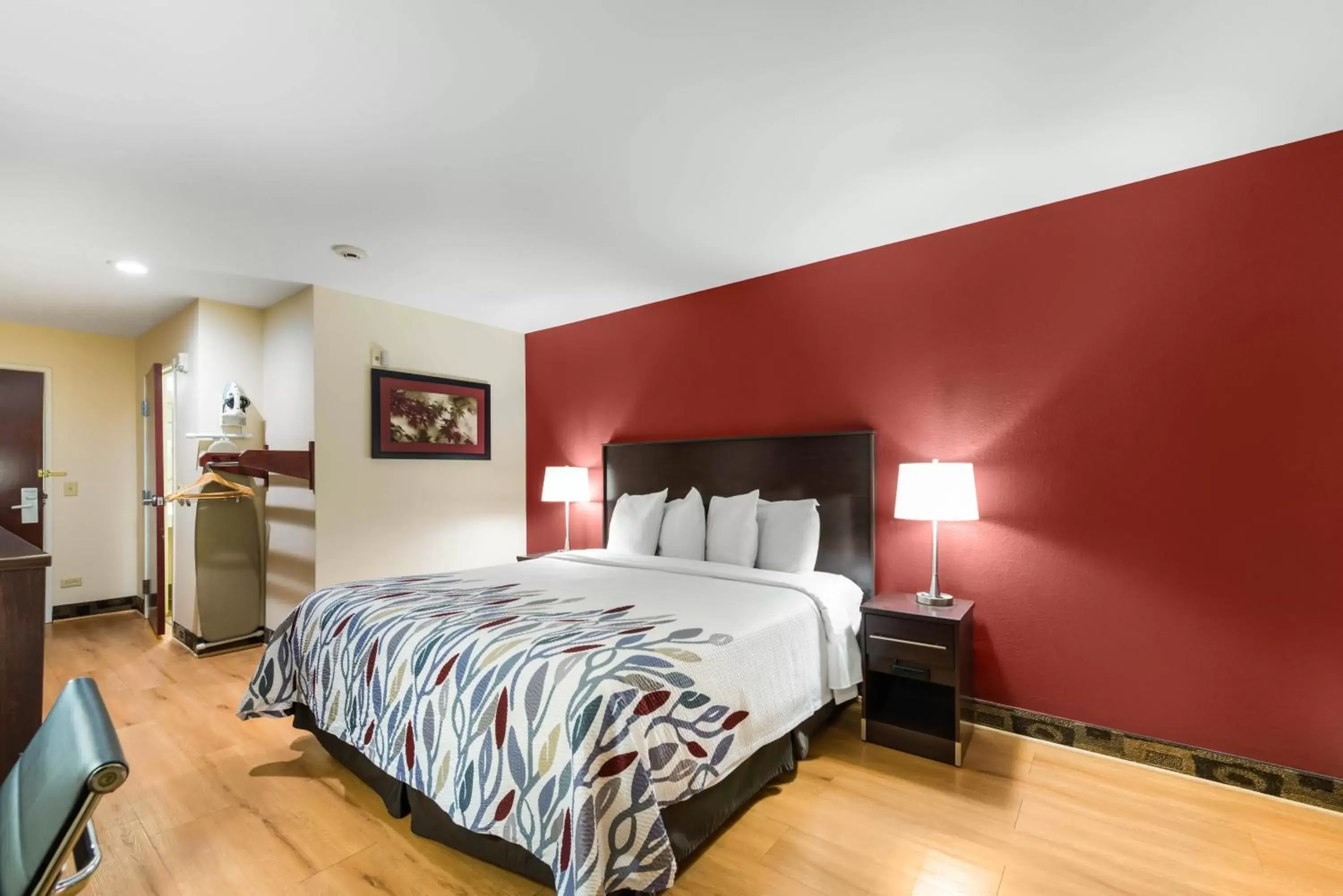 Photo of the whole room, Bed in Red Roof Inn & Suites Monee