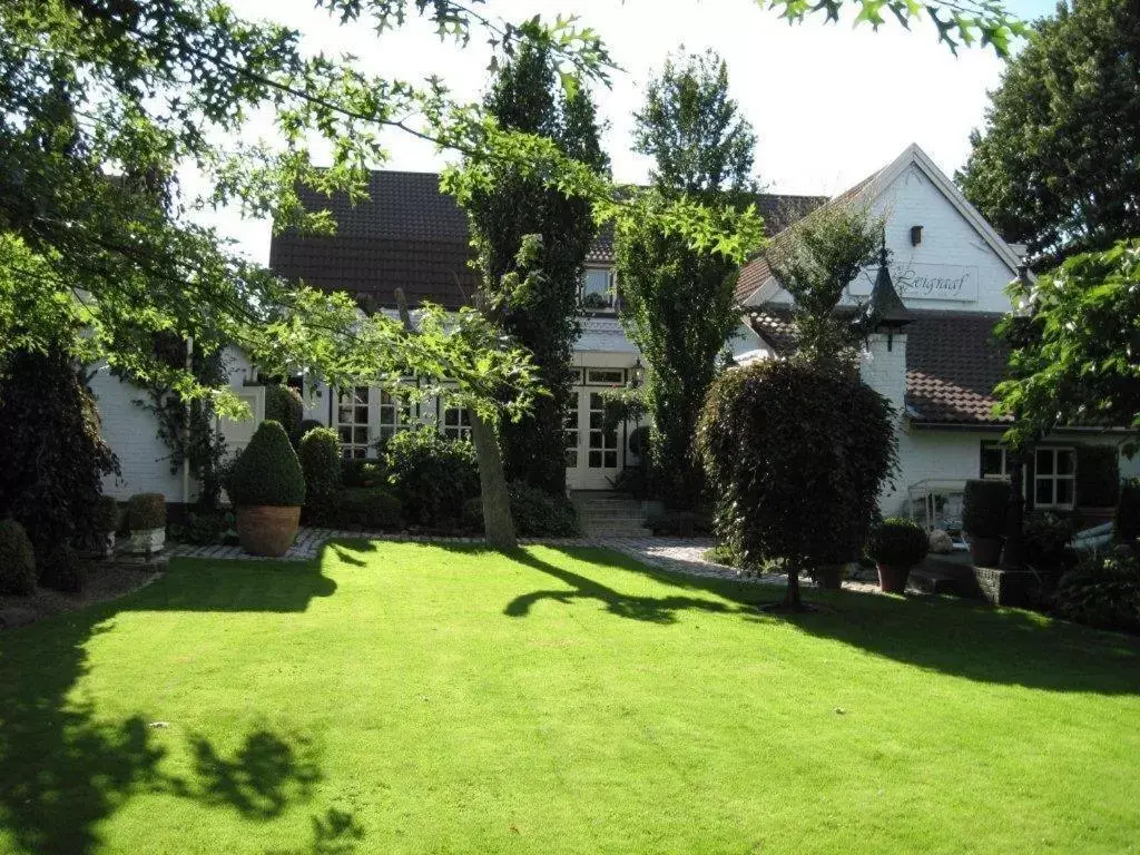 Garden view, Property Building in Hotel Restaurant Roerdalen
