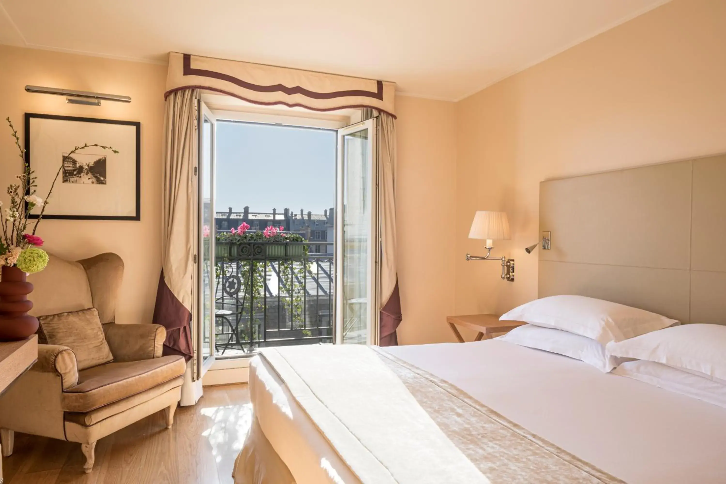 Bedroom, Bed in Castille Paris – Starhotels Collezione