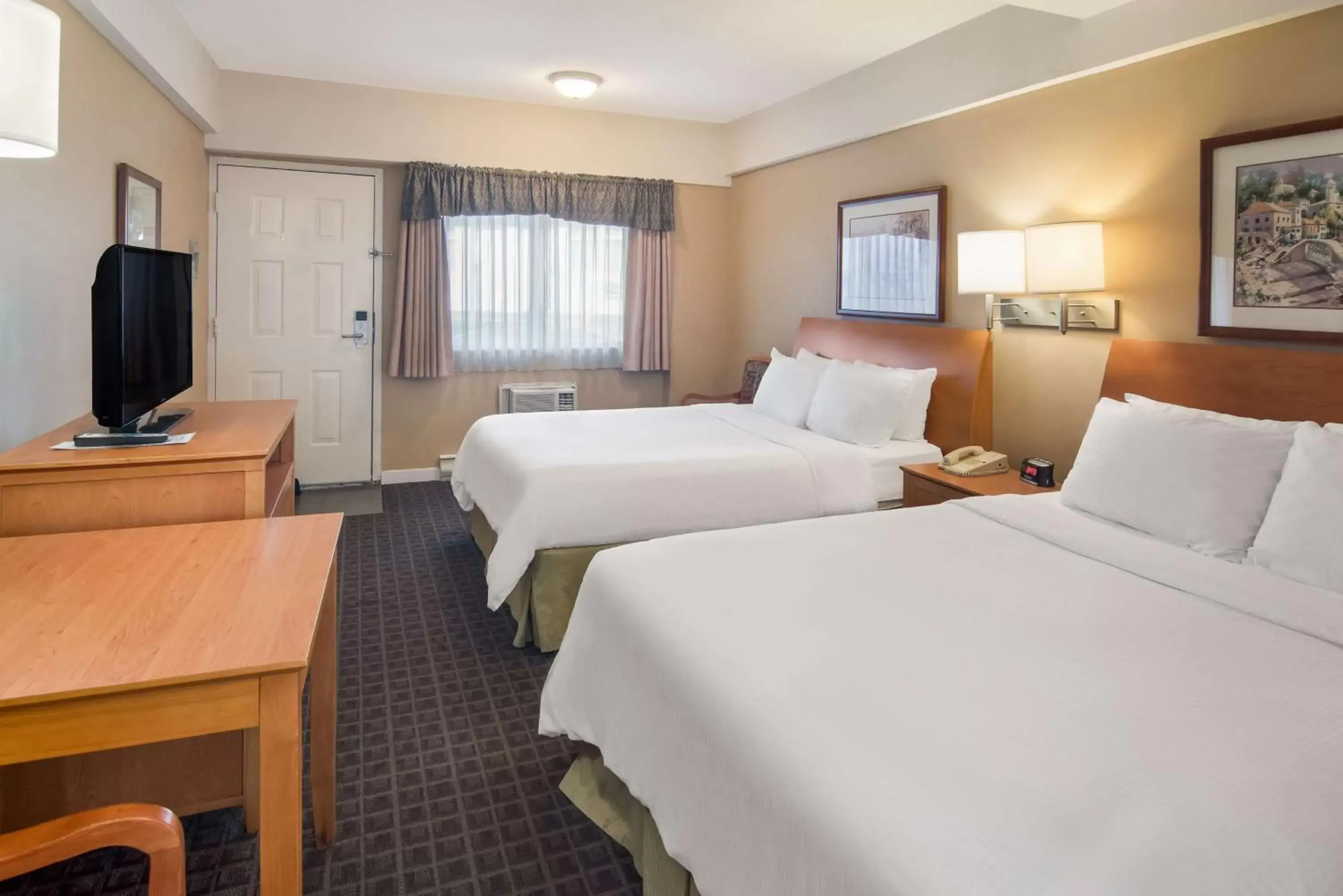 Bedroom, Bed in SureStay Hotel by Best Western North Vancouver Capilano