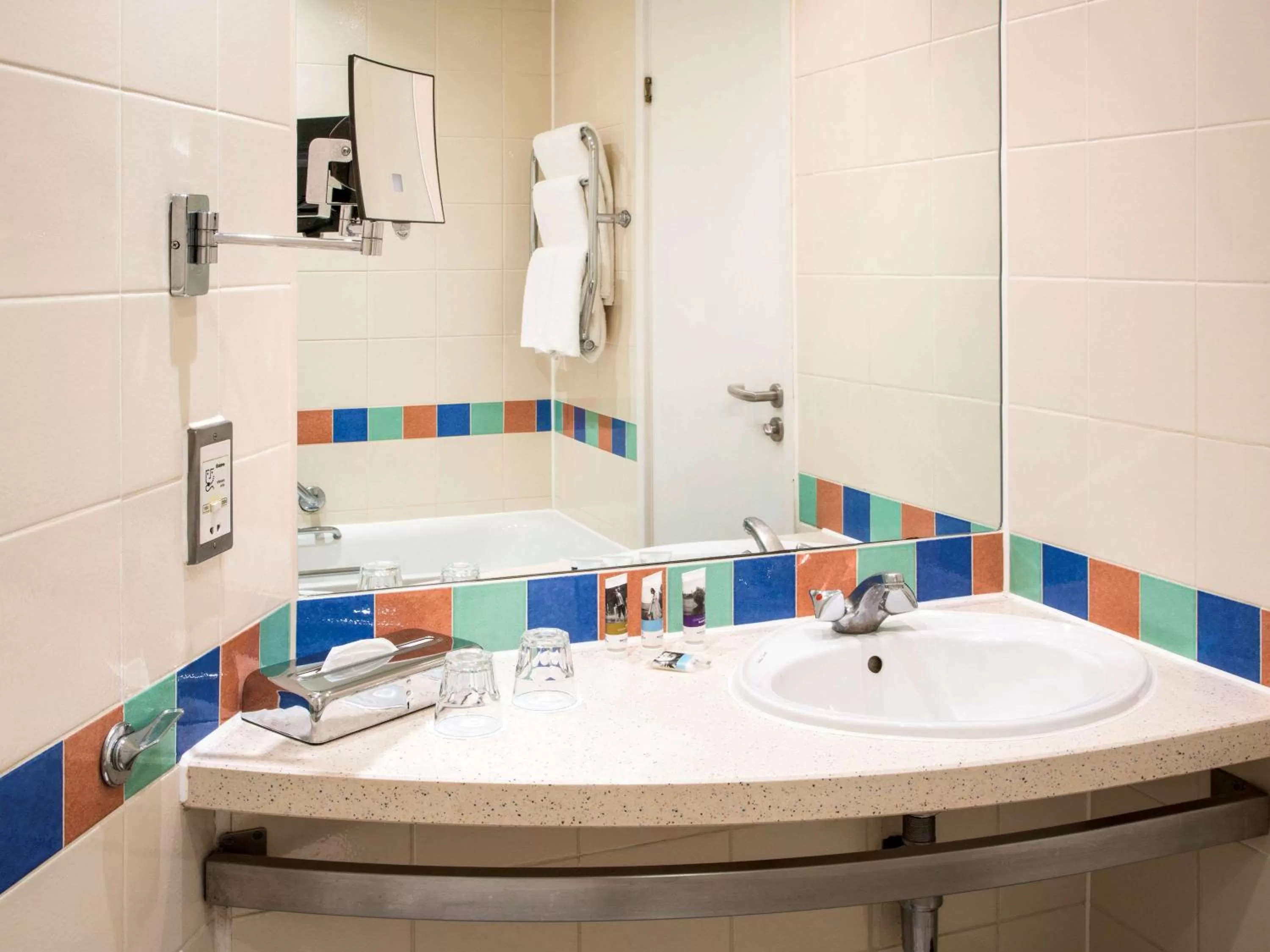 Photo of the whole room in Mercure London Heathrow Airport