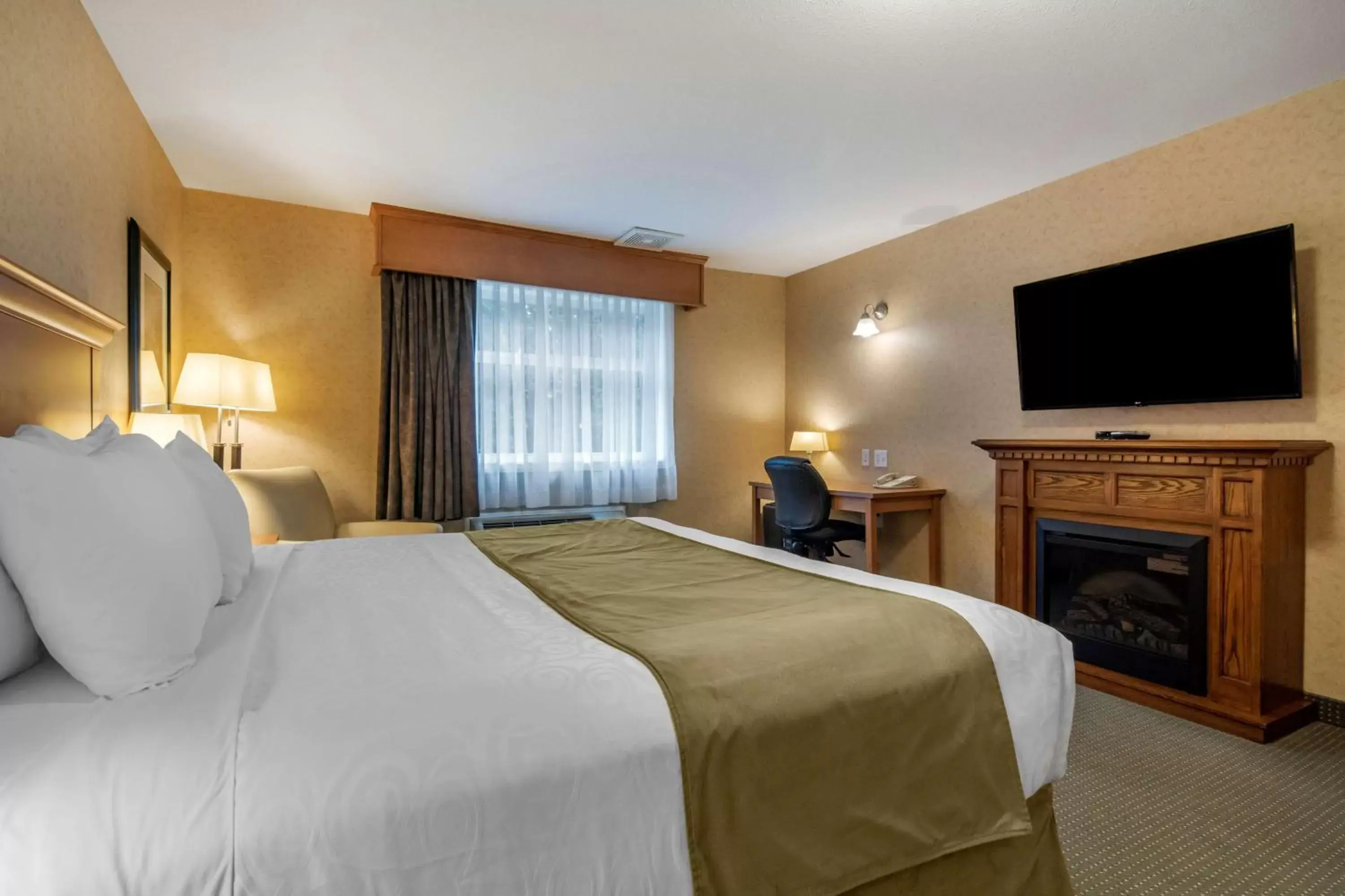 Bedroom, Bed in Best Western Sicamous Inn