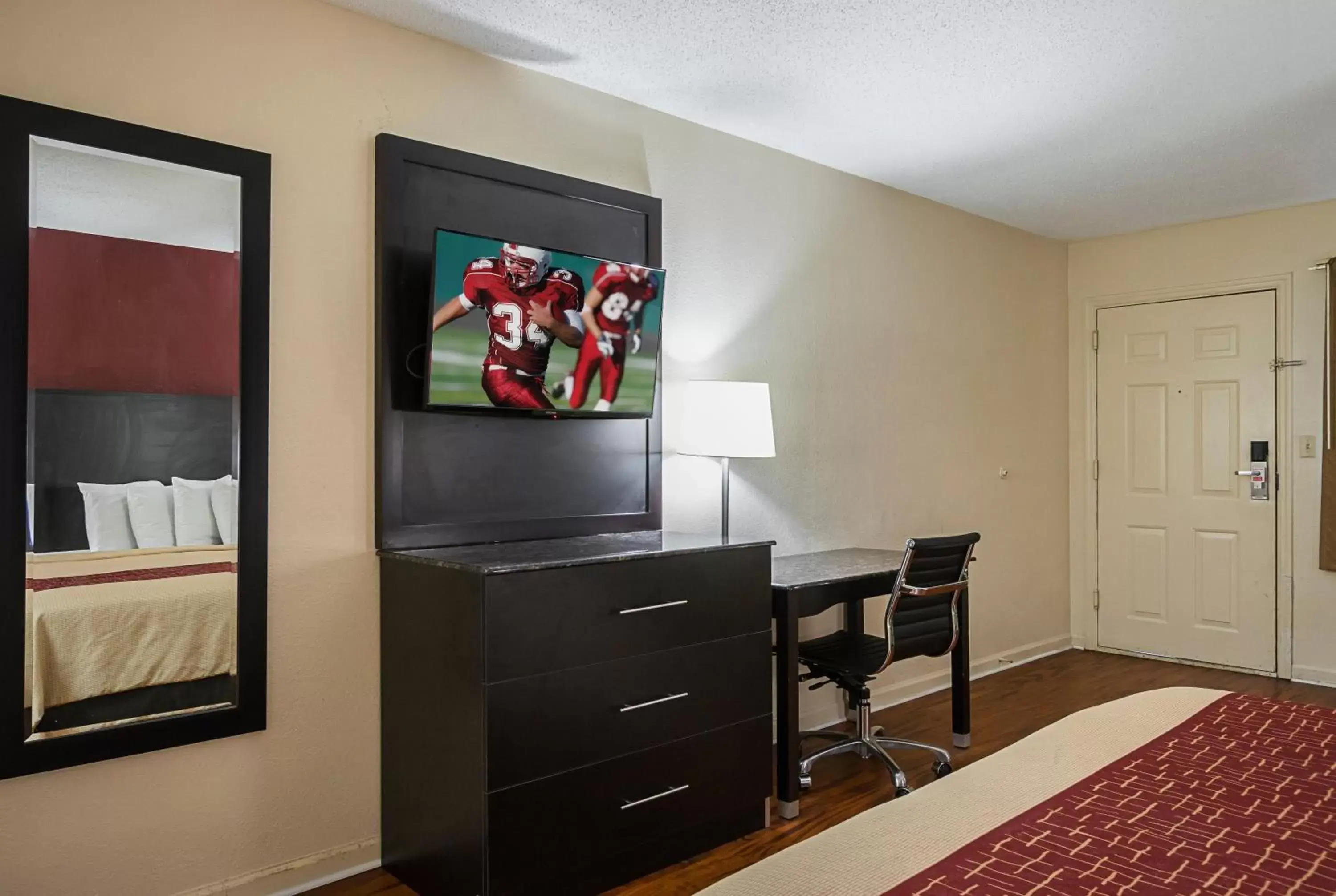 Photo of the whole room, TV/Entertainment Center in Red Roof Inn & Suites Scottsboro