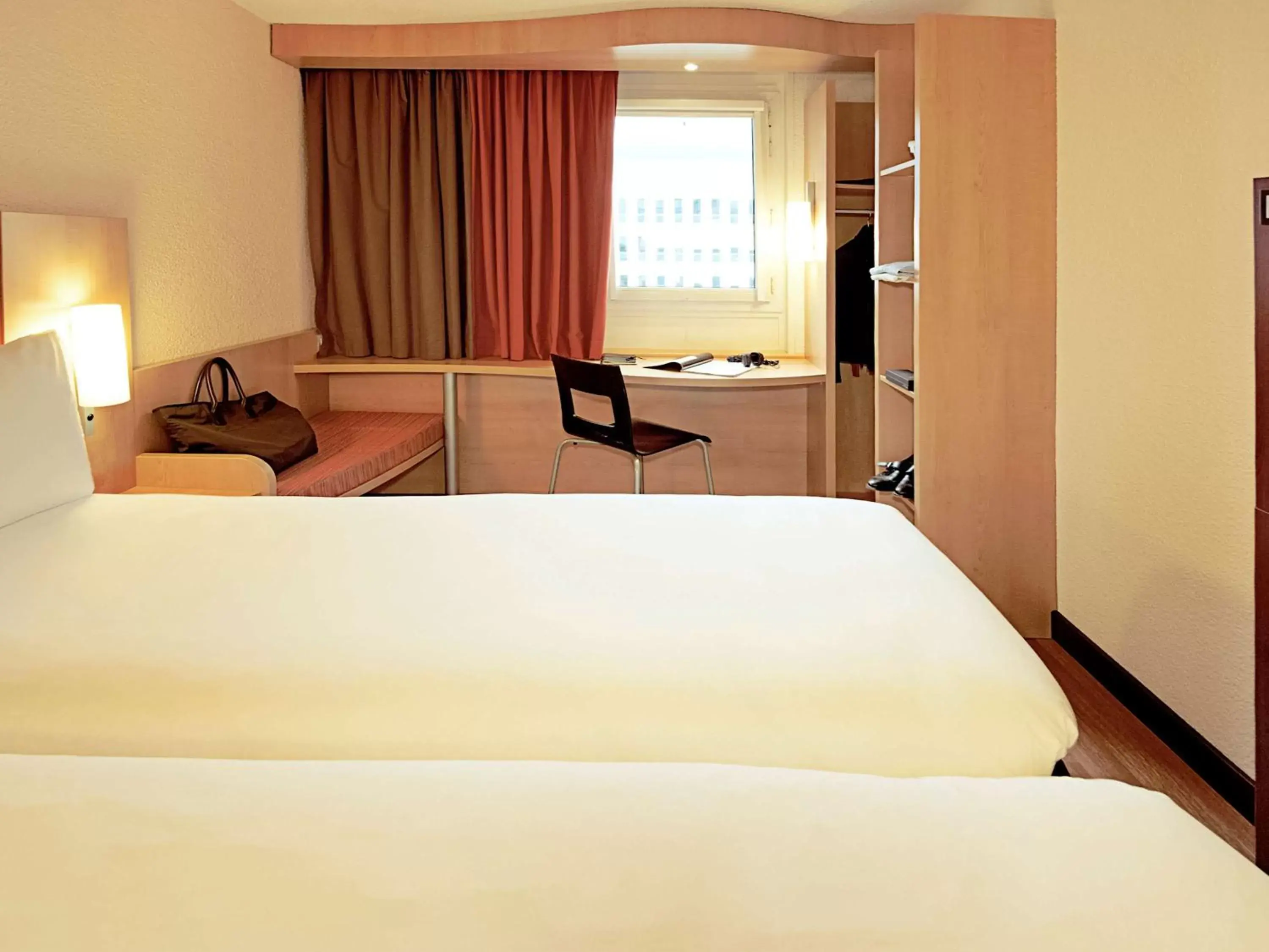 Photo of the whole room, Bed in ibis Montbéliard