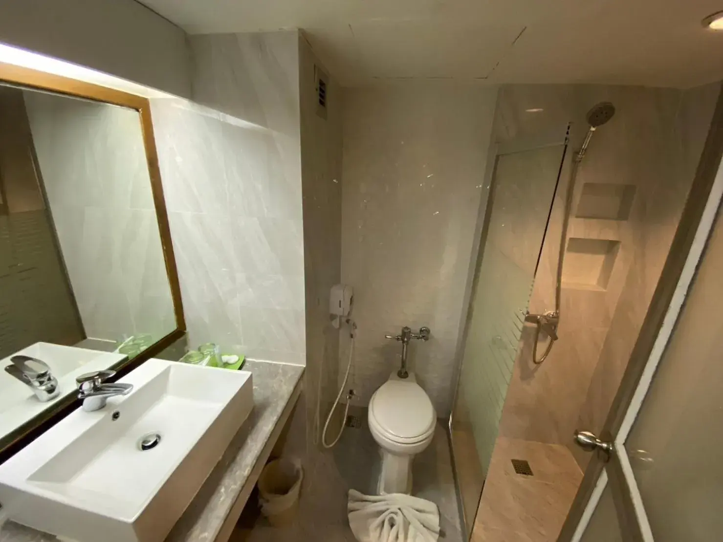 Shower, Bathroom in Thongtarin Hotel (SHA Plus)