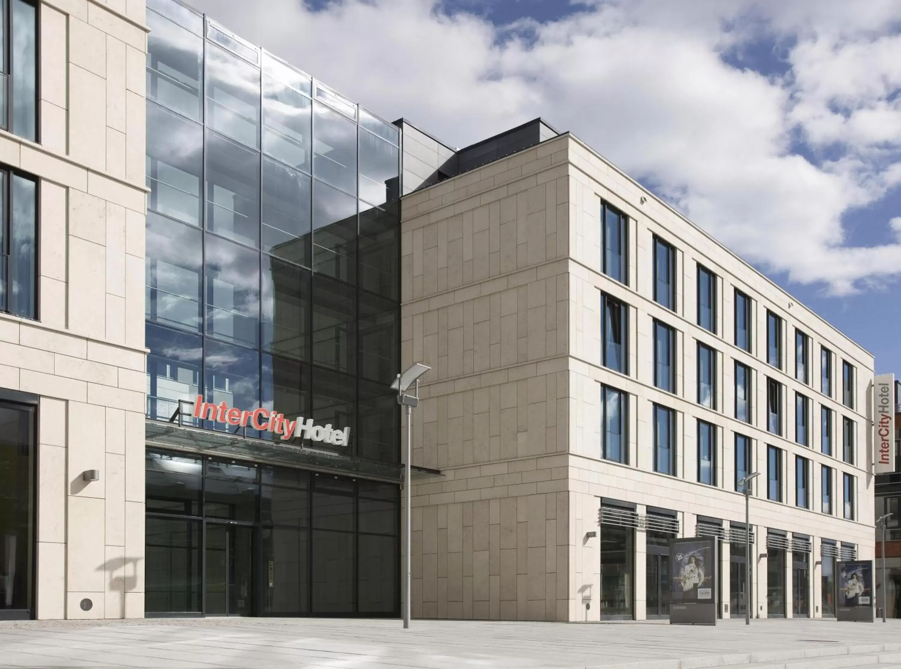 Facade/entrance, Property Building in IntercityHotel Dresden