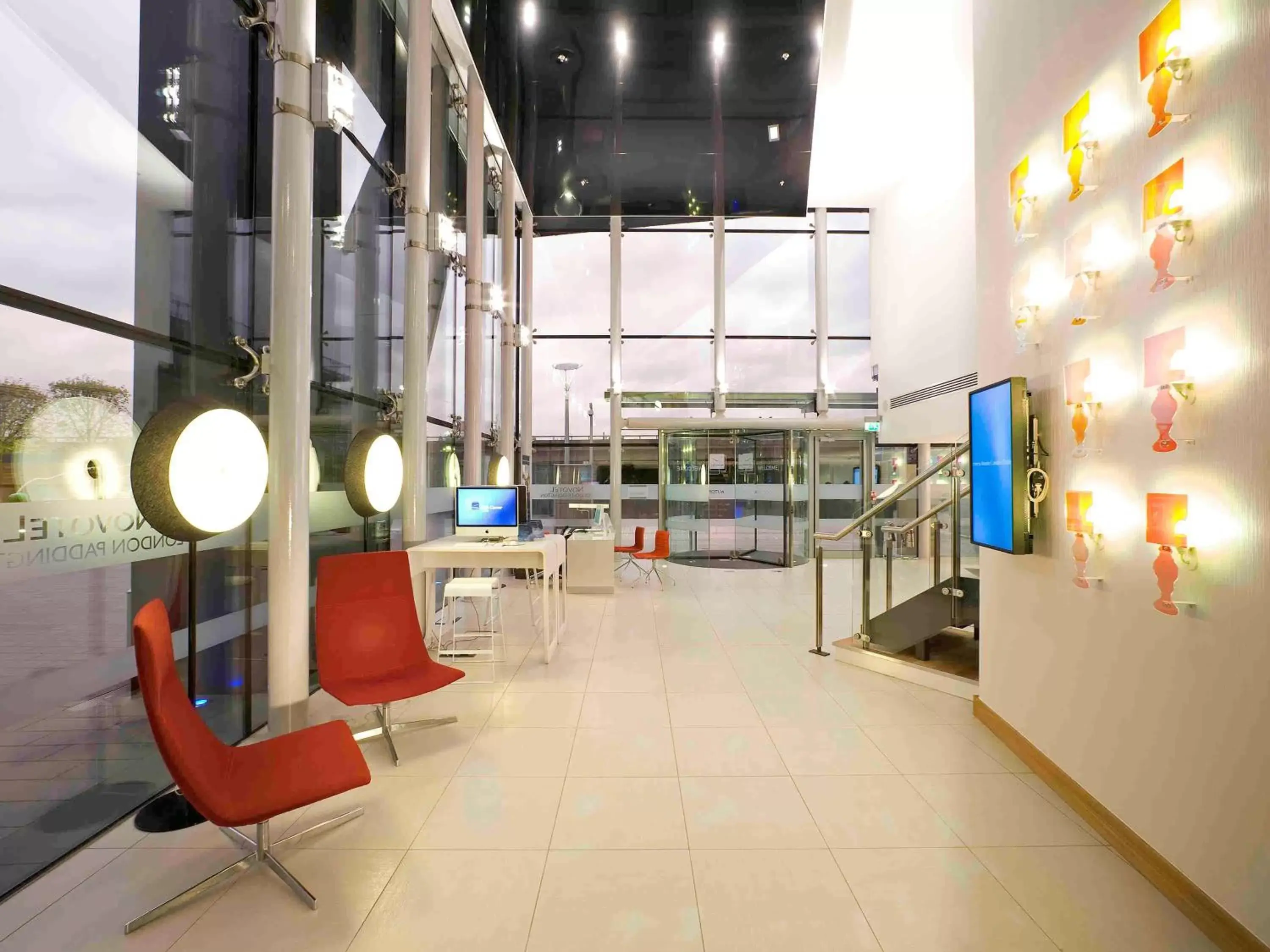Property building, TV/Entertainment Center in Novotel London Paddington