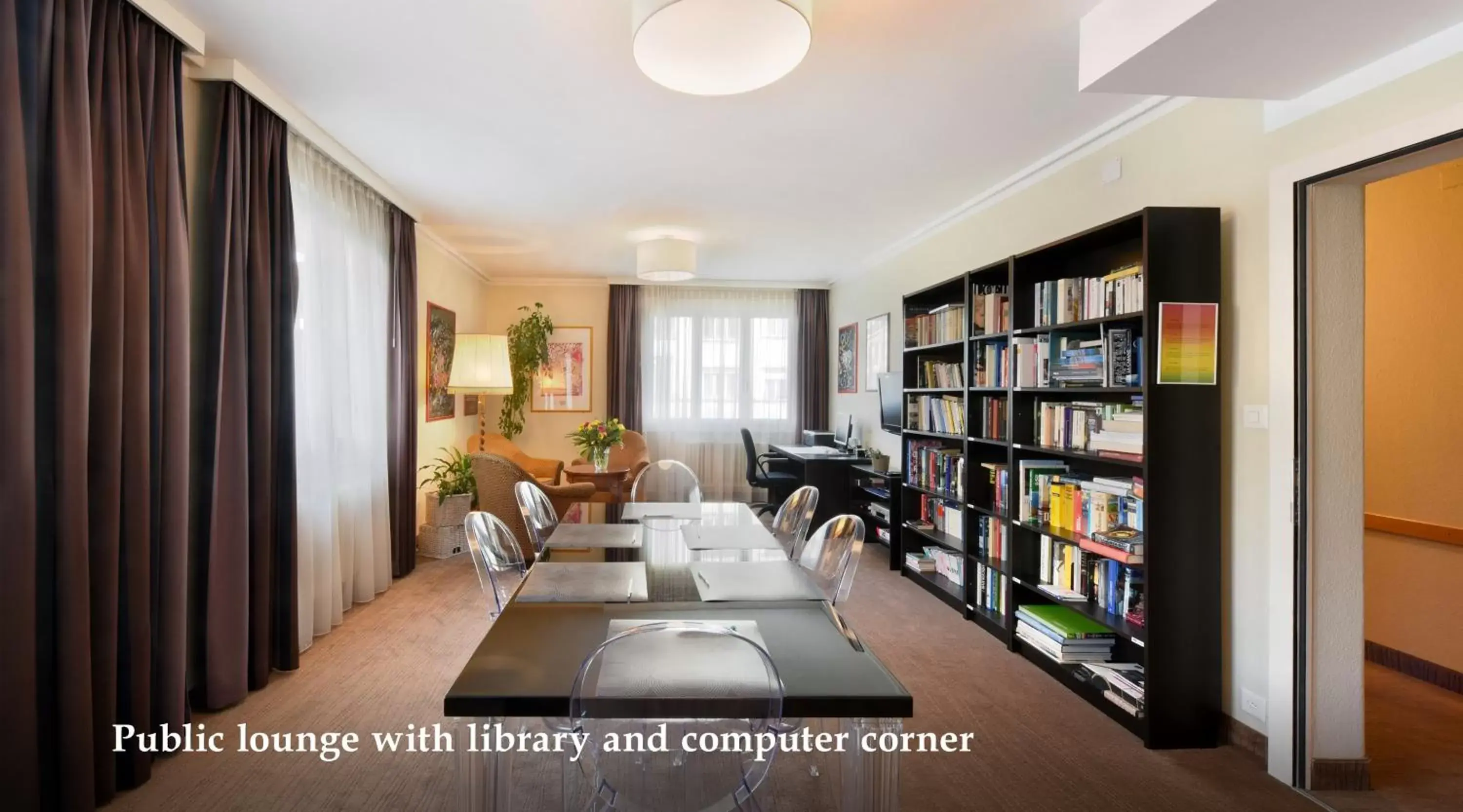 Communal lounge/ TV room, Library in Hôtel Bellerive