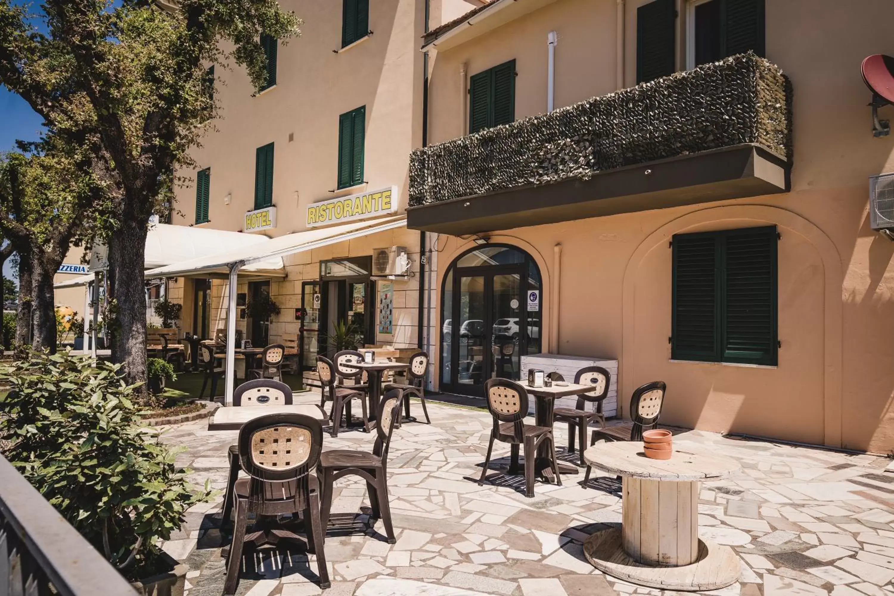 Property building, Restaurant/Places to Eat in Hotel alla stazione - Venturina Terme
