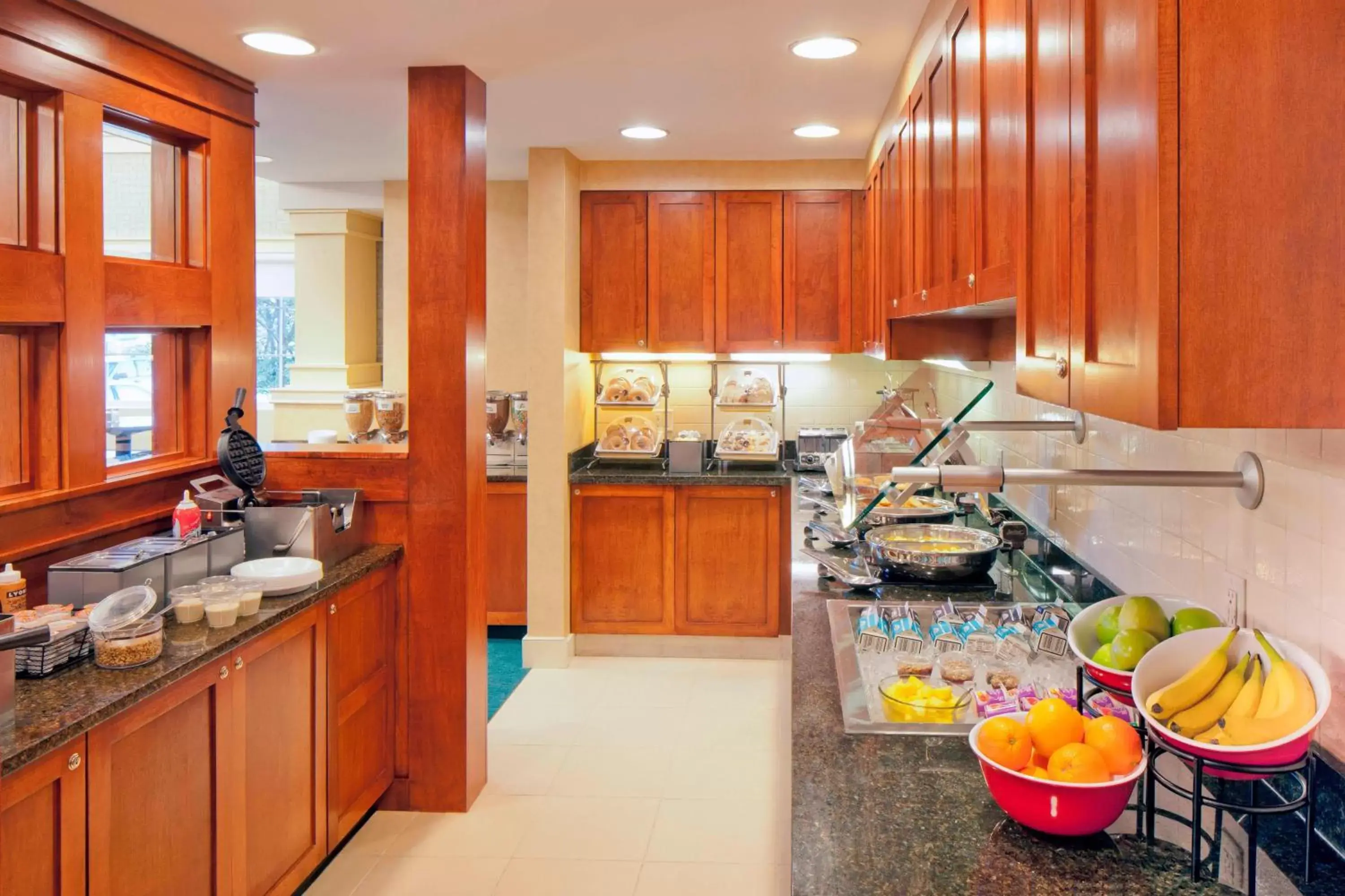 Breakfast, Kitchen/Kitchenette in Residence Inn Boston Norwood