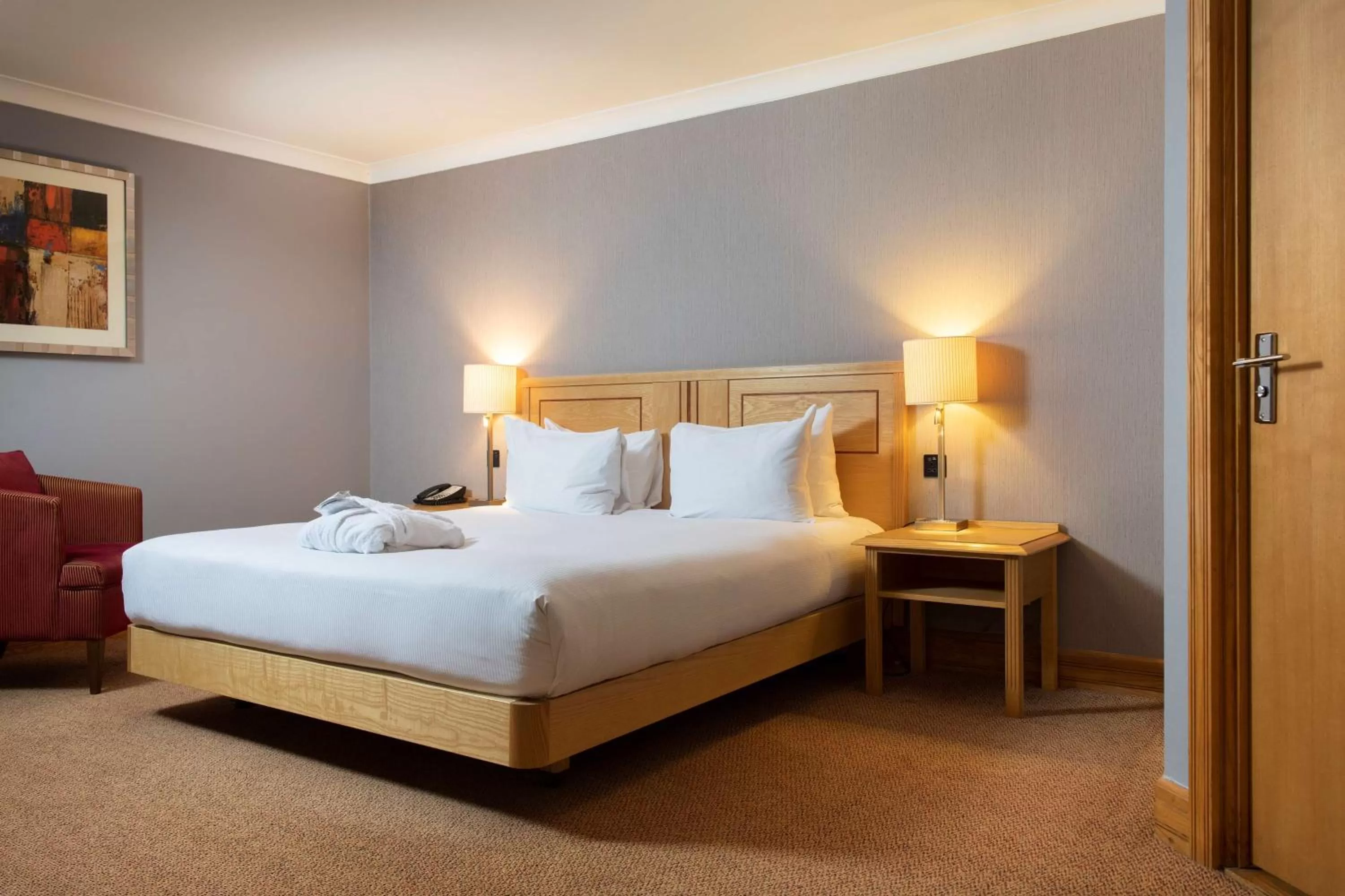 Bed in DoubleTree by Hilton Swindon Hotel