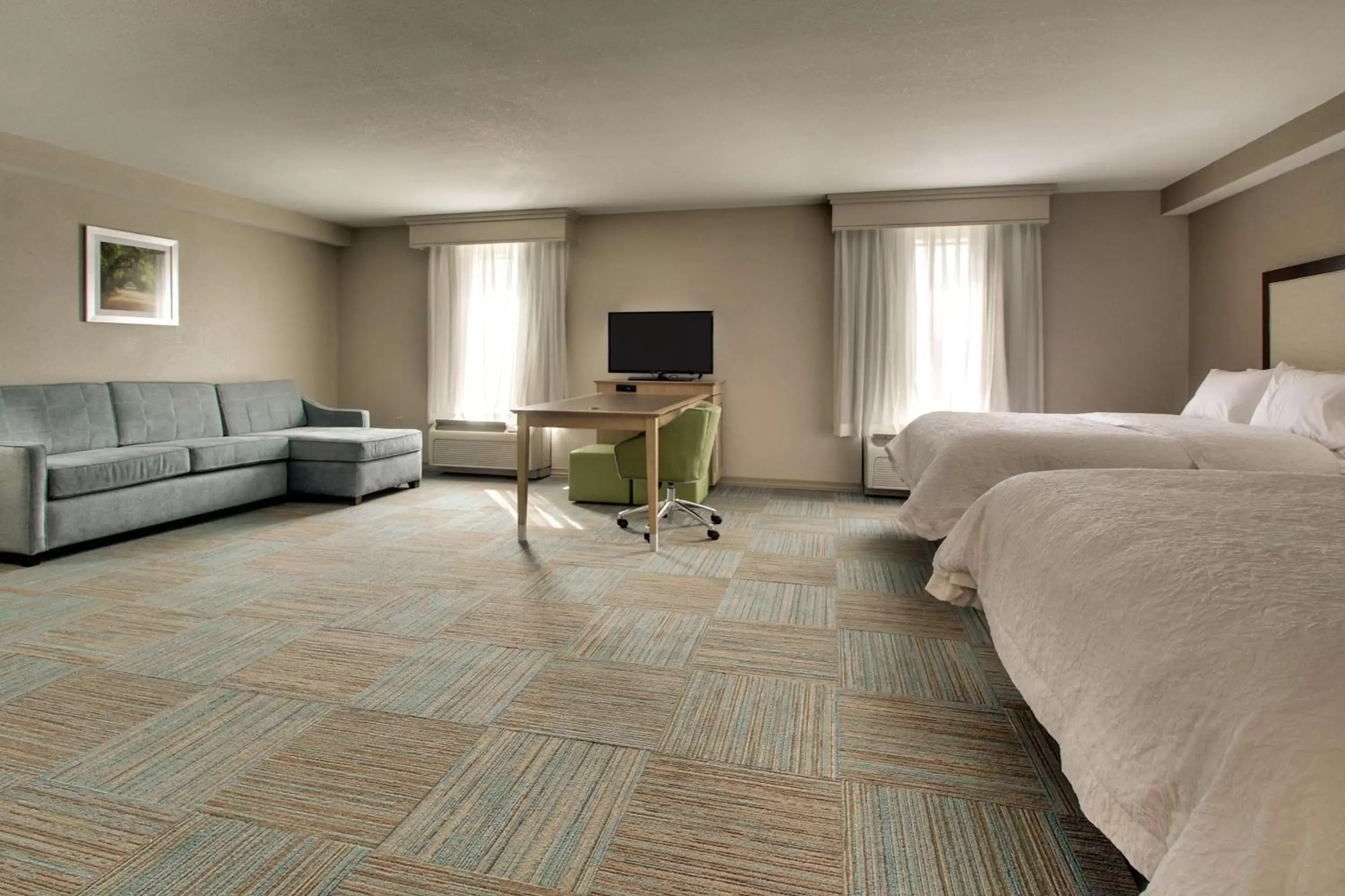 Bed, Seating Area in Hampton Inn Yemassee/Point South, Sc