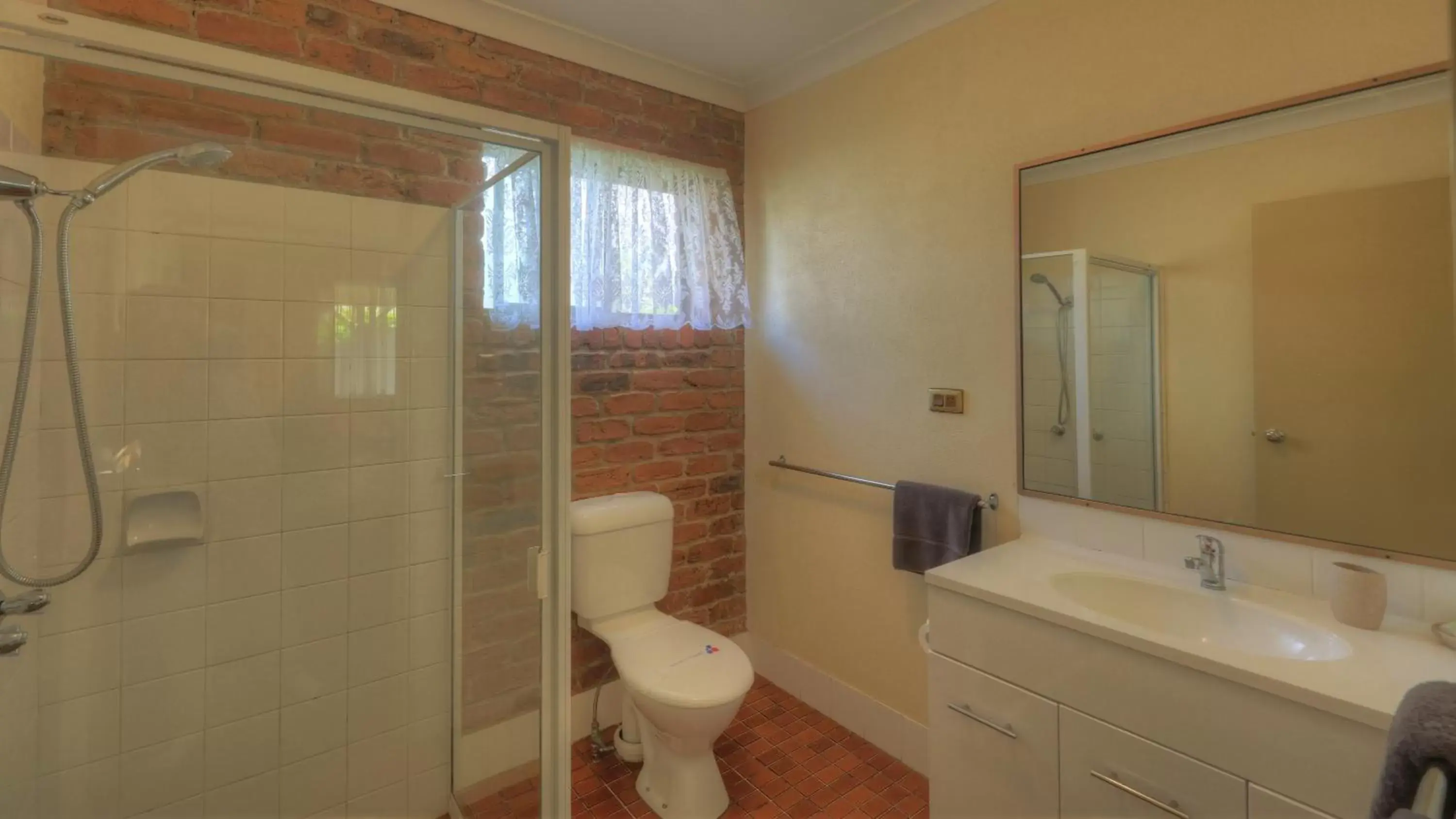 Bathroom in Wondai Colonial Motel