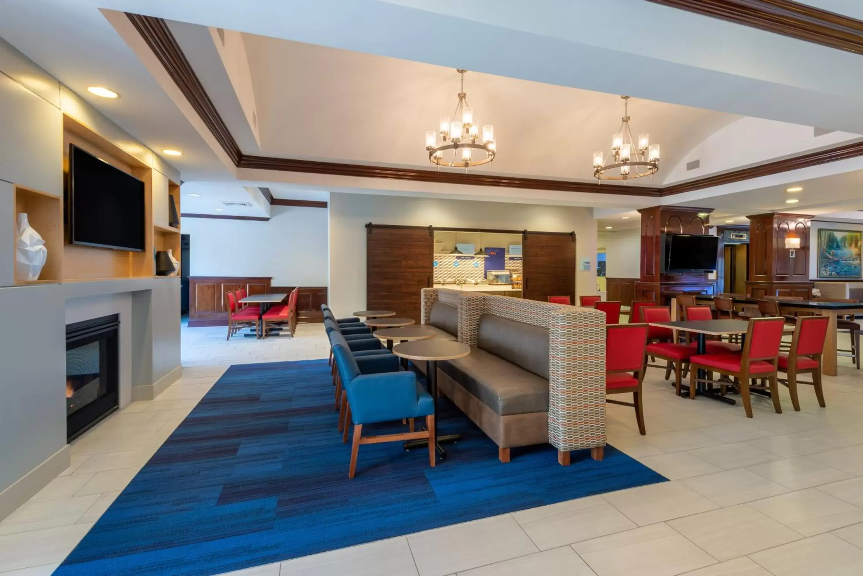 Breakfast, Seating Area in Holiday Inn Express State College at Williamsburg Square, an IHG Hotel