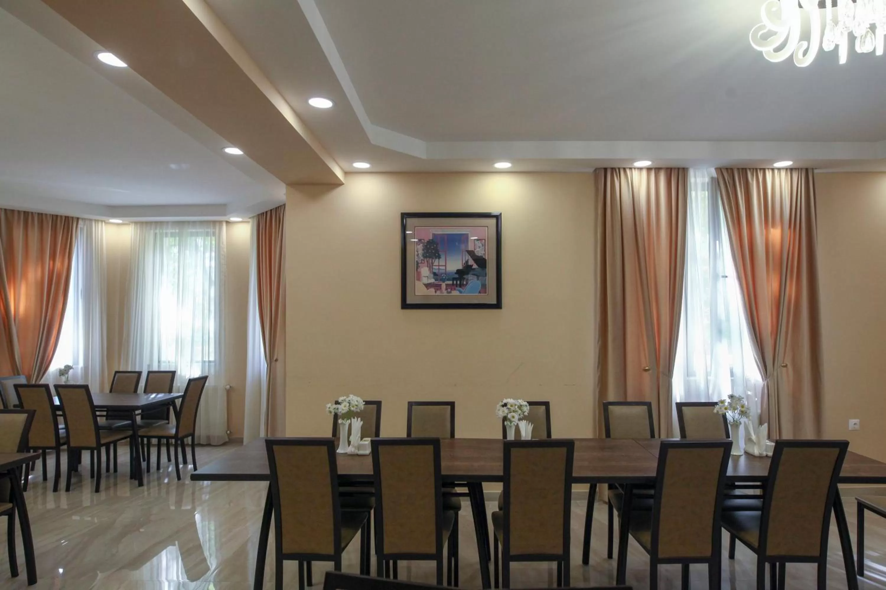 Restaurant/places to eat in Hotel Patriot