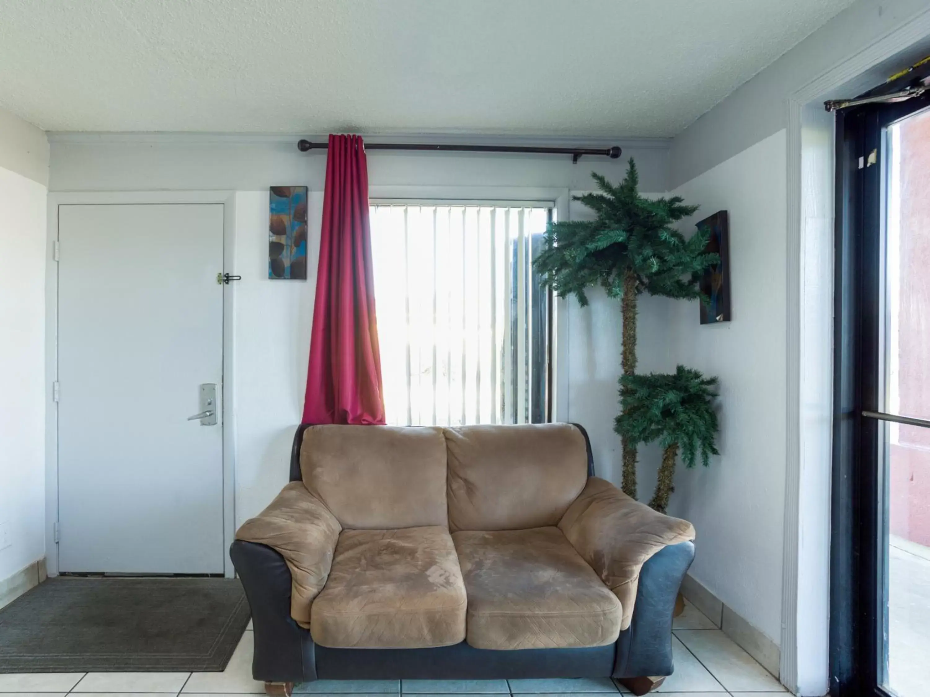 Seating Area in OYO Hotel Pensacola I-10 & Hwy 29