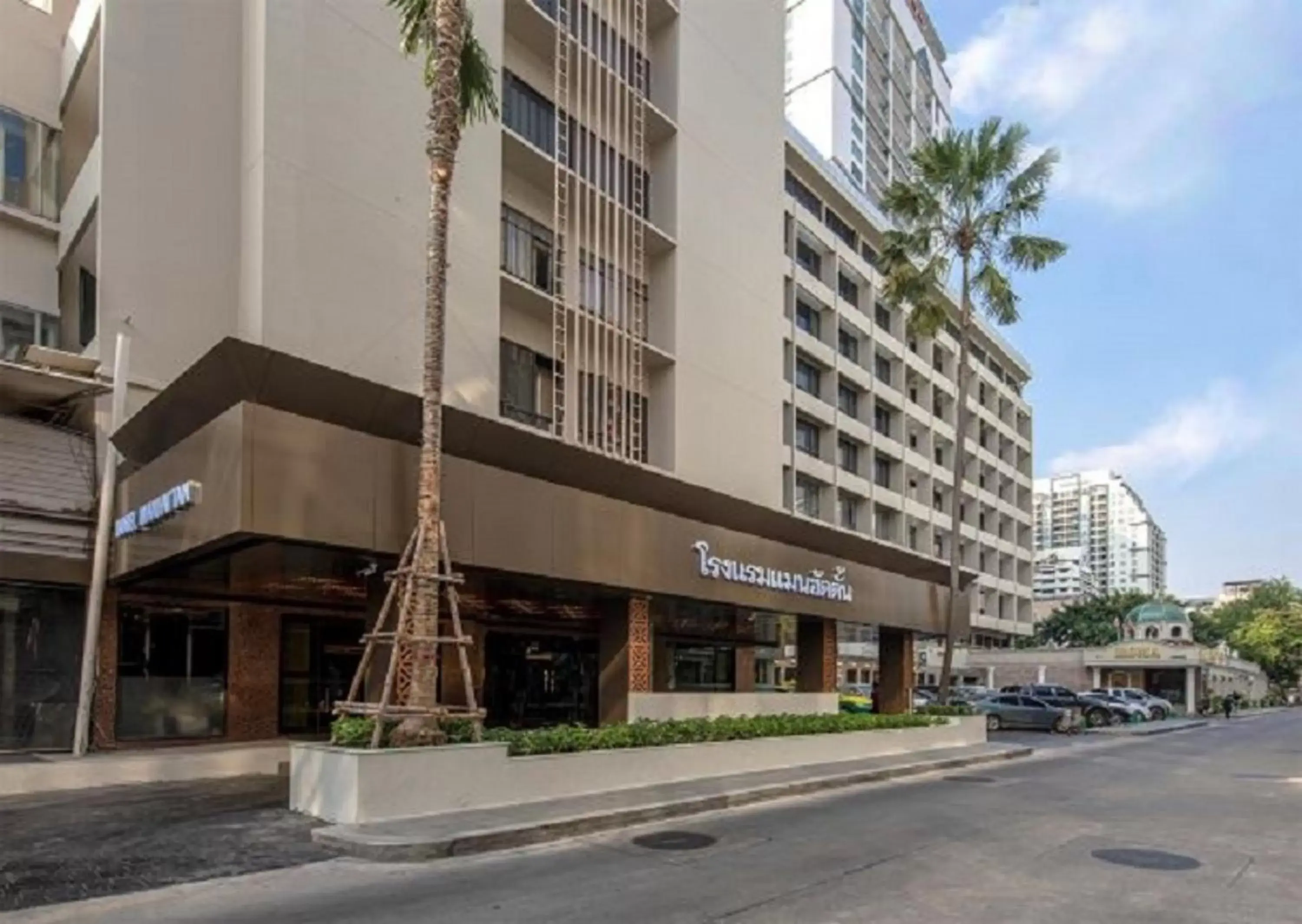 Quiet street view in Manhattan Hotel Bangkok Quiet street view in Manhattan Hotel Bangkok