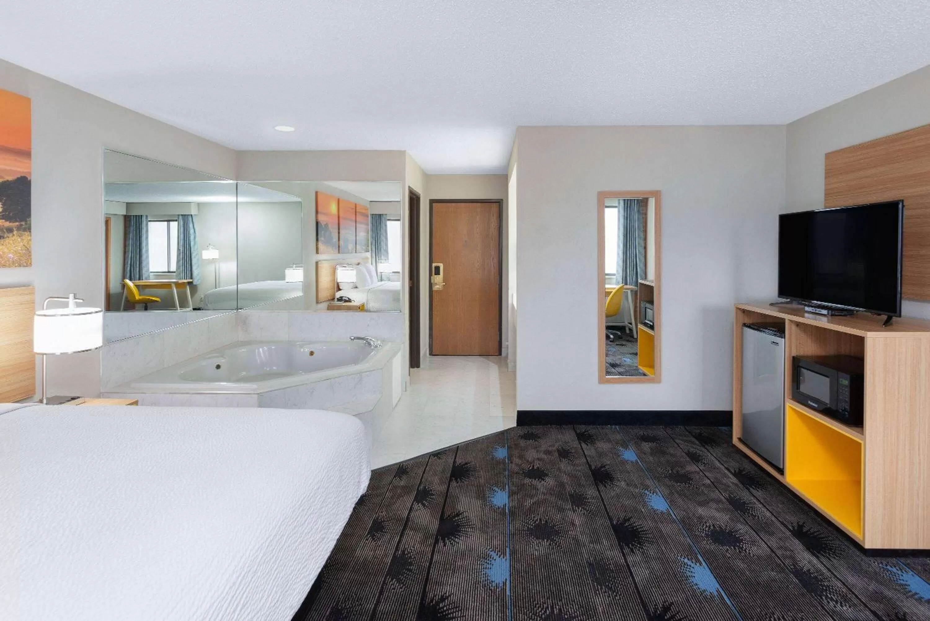 Hot Tub, Bed in Days Inn by Wyndham Wooster