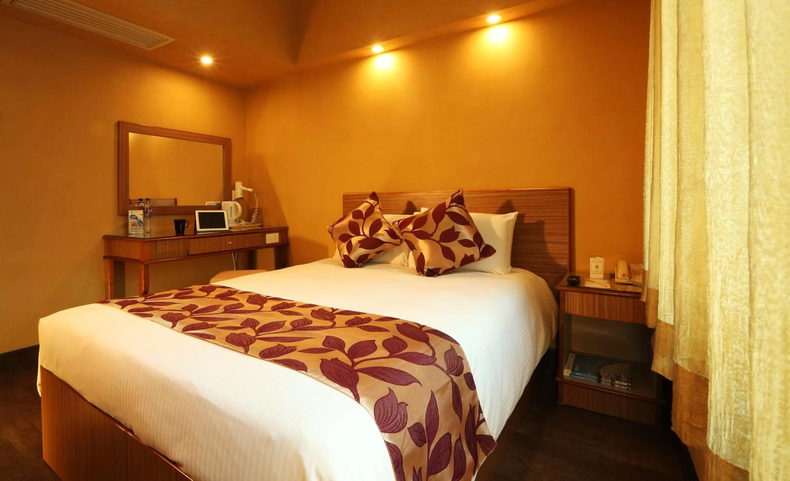 Photo of the whole room, Bed in The Imperial Hotel