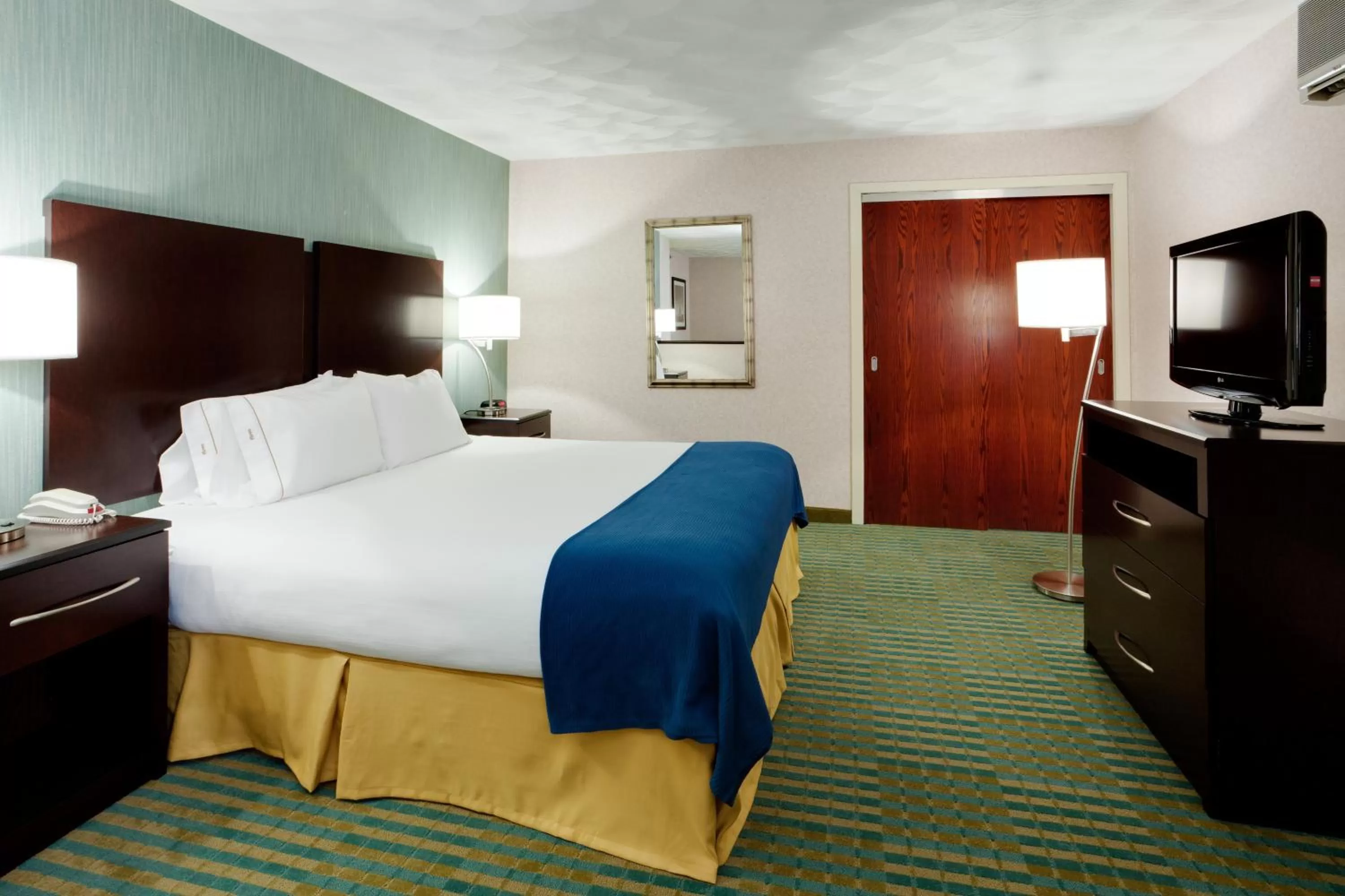 Photo of the whole room, Bed in Holiday Inn Express & Suites Smithfield - Providence by IHG
