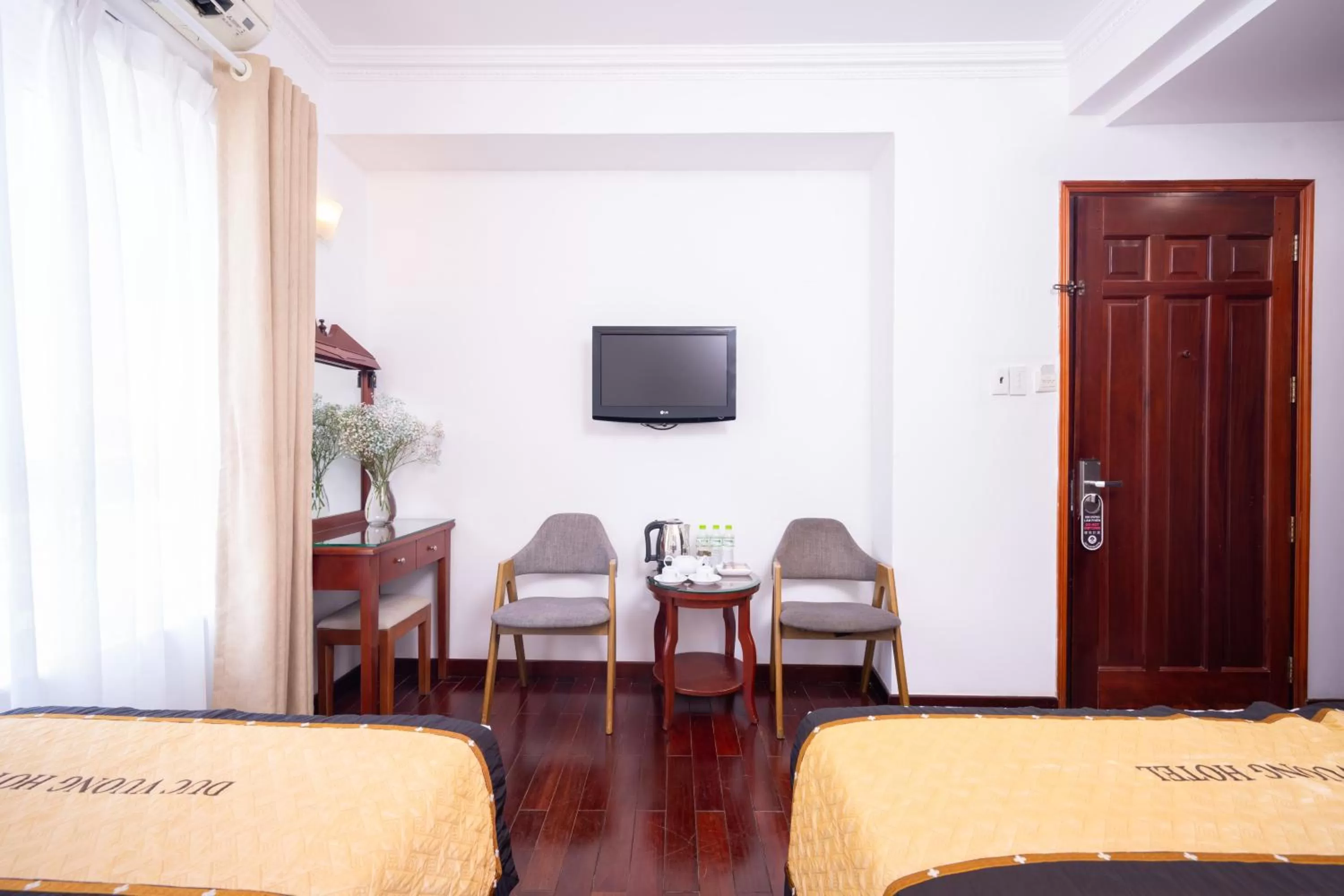 Communal lounge/ TV room, Bed in Duc Vuong Saigon Hotel - Bui Vien