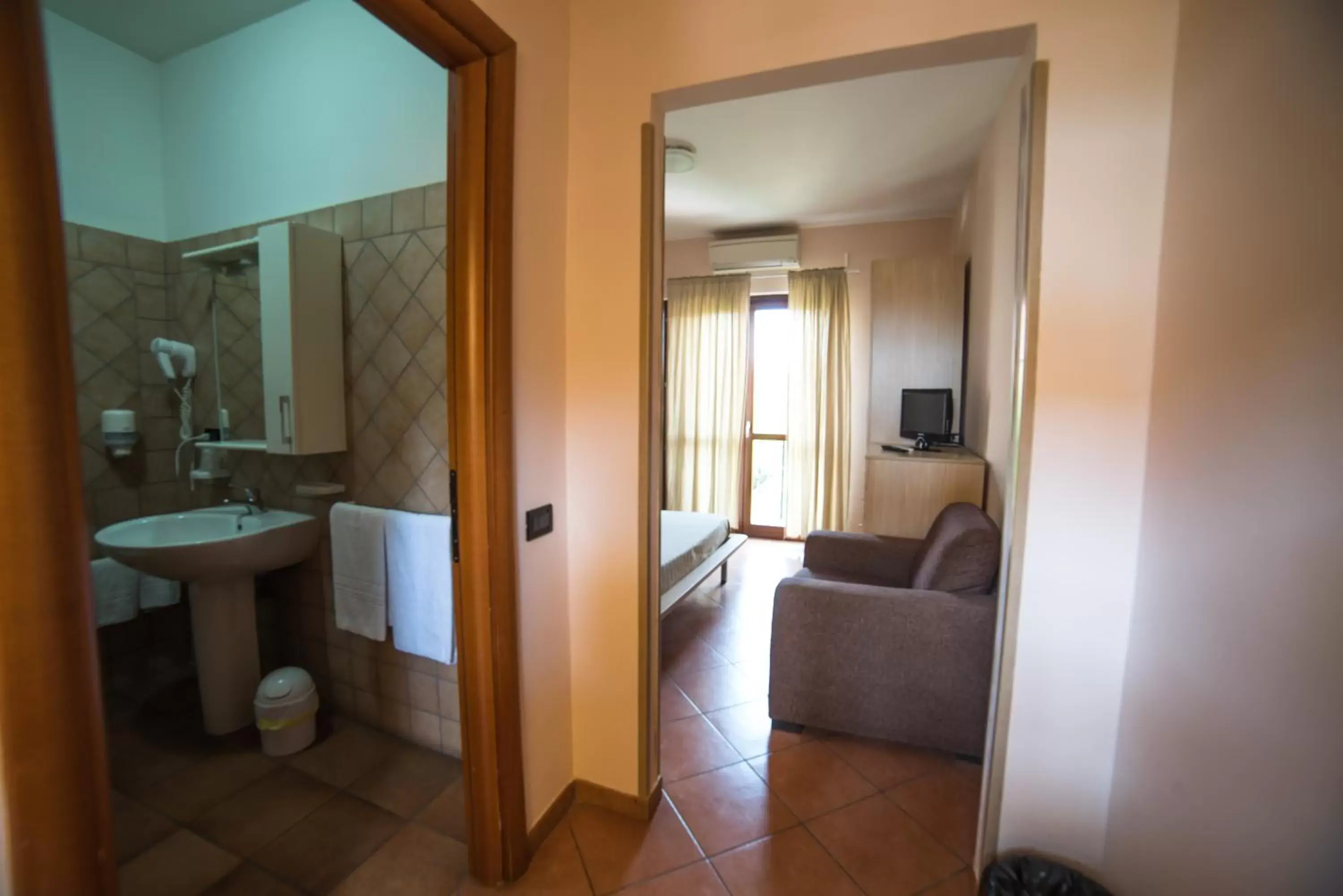 Bedroom, Bathroom in Hotel La Maison Jolie