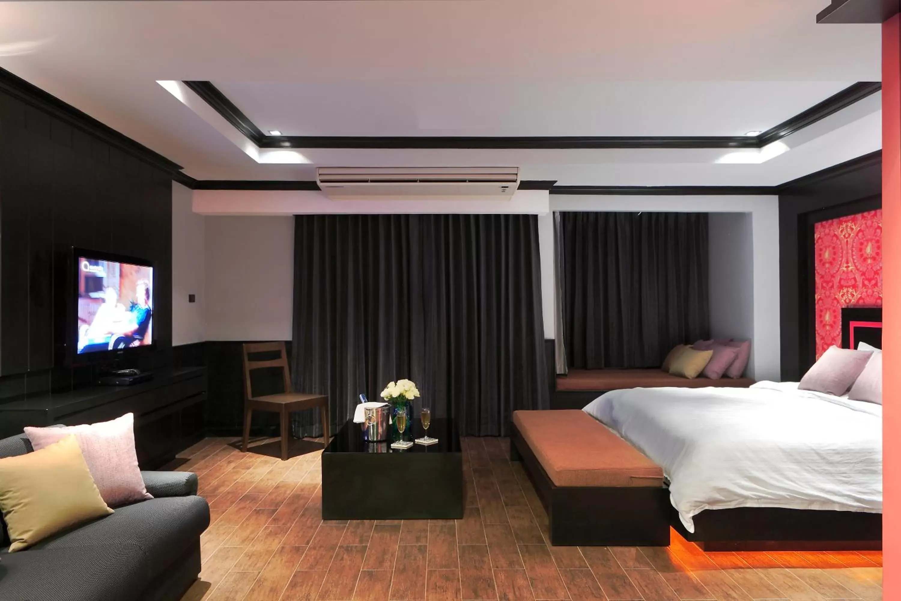 Bedroom, TV/Entertainment Center in Bangkok Inter Place Hotel