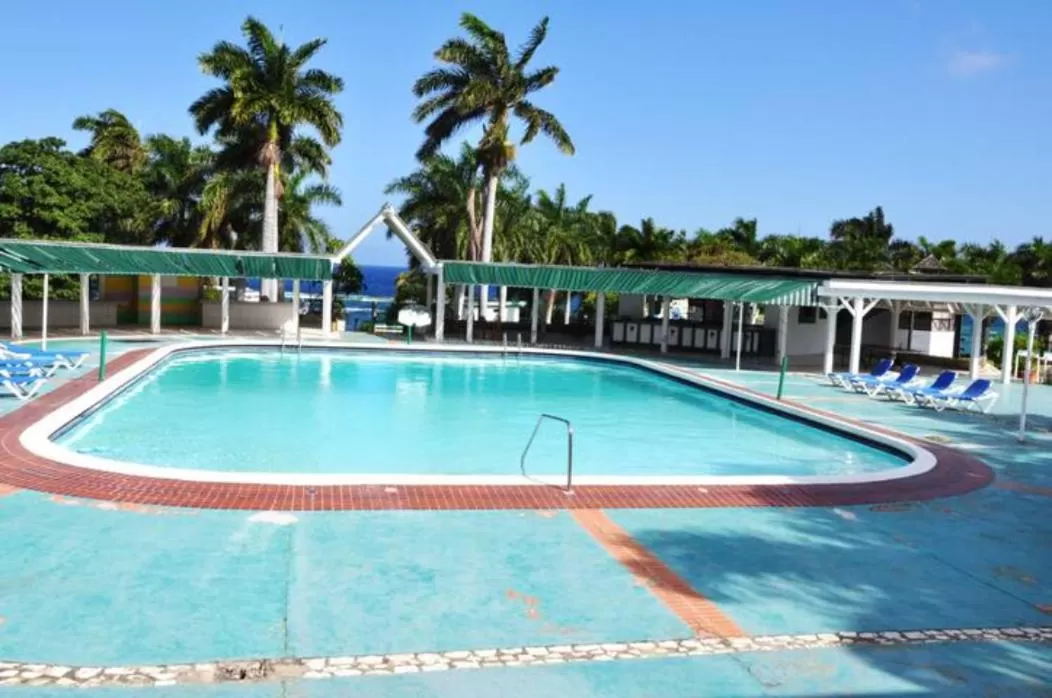 Swimming pool in Seacastles by the beach/pool