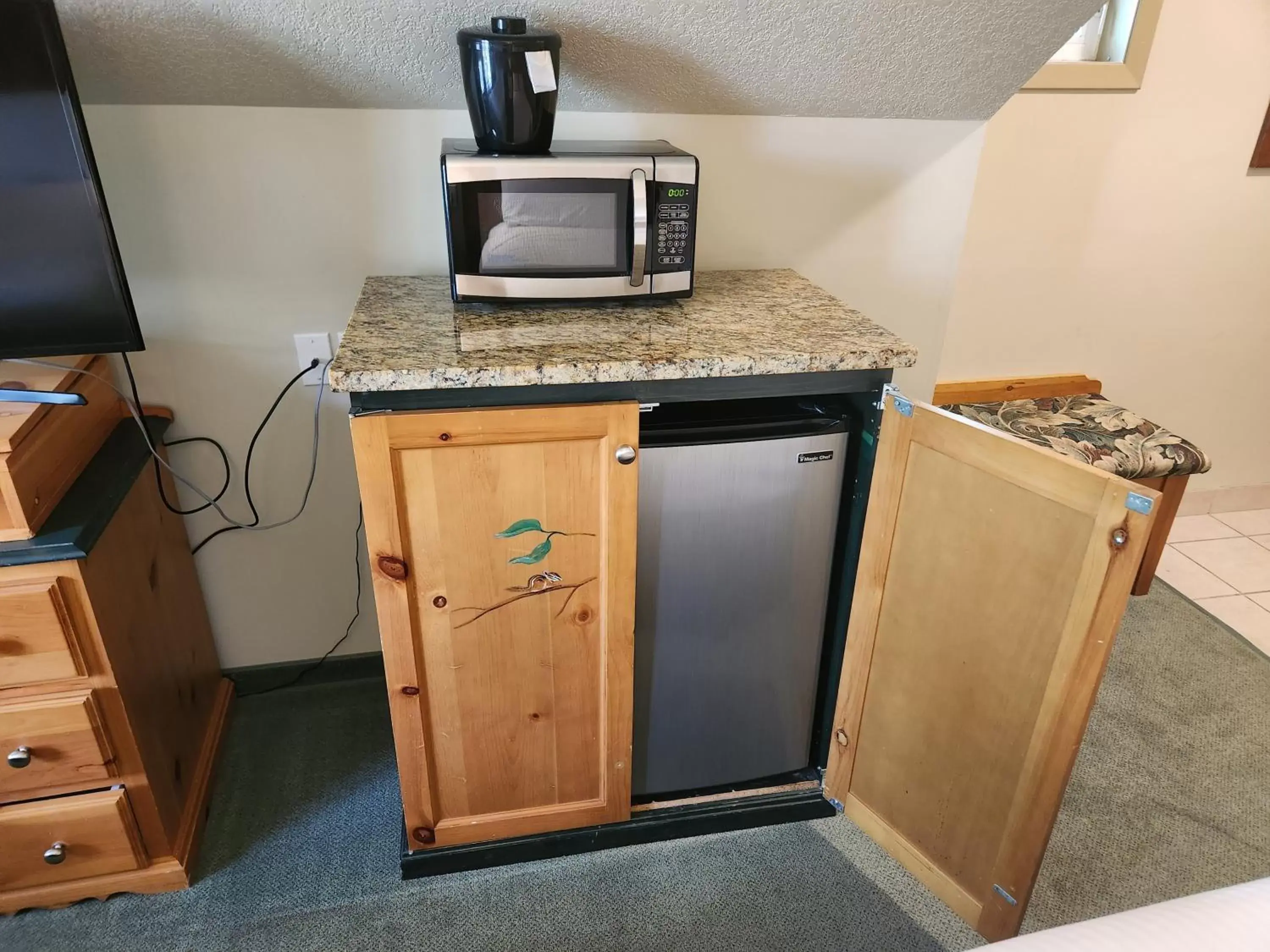 minibar, Kitchen/Kitchenette in Waterton Lakes Lodge Resort