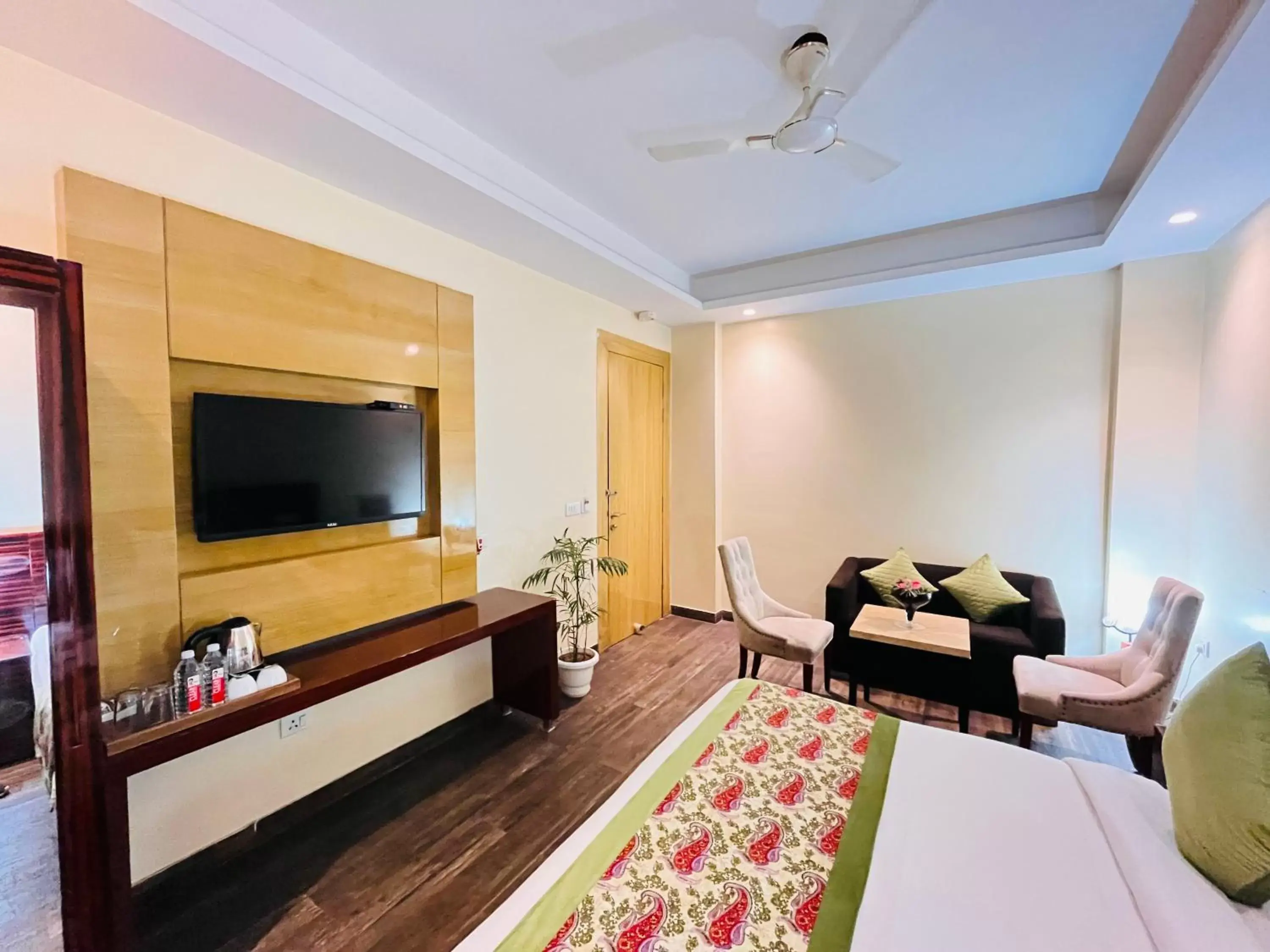 Bed, TV/Entertainment Center in Hotel Banz - Near Delhi International Airport