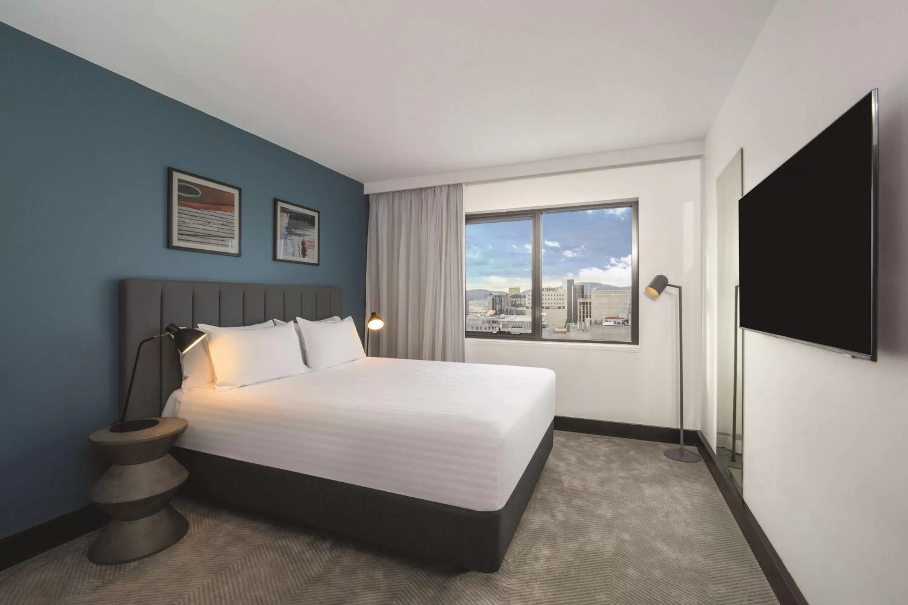 TV and multimedia, Bed in Travelodge Hotel Hobart