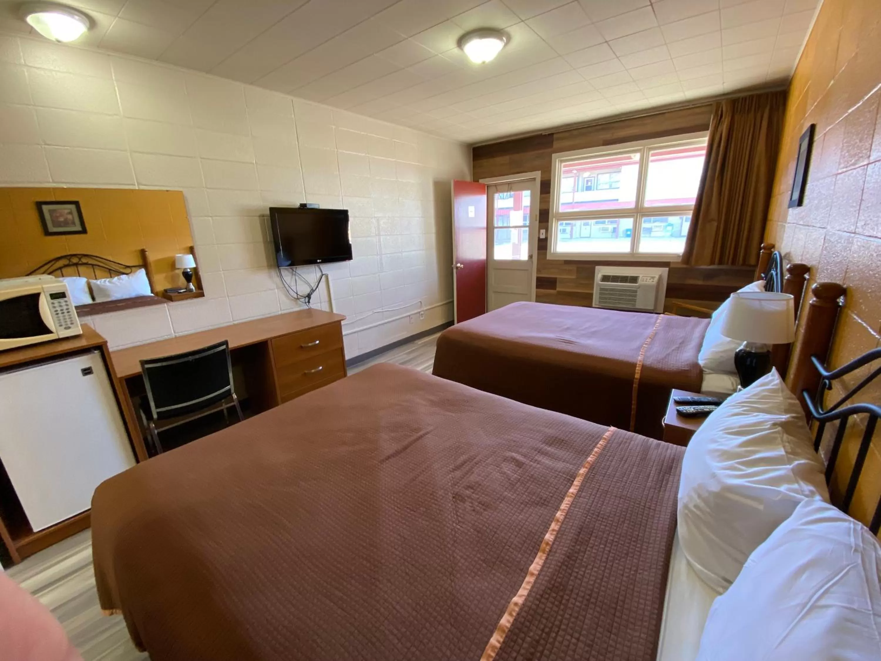 Standard Queen Room in Dauphin Inn Express