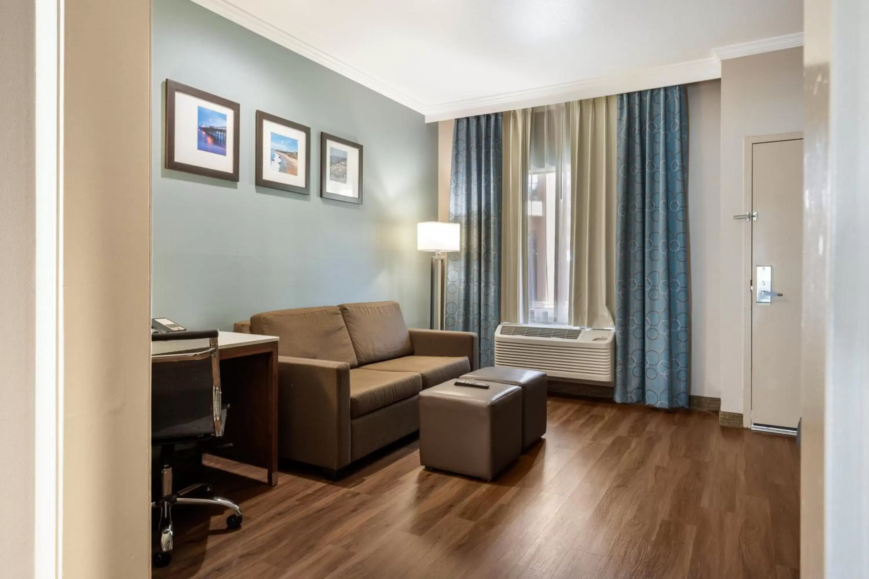 Seating Area in MainStay Suites John Wayne Airport, a Choice Hotel