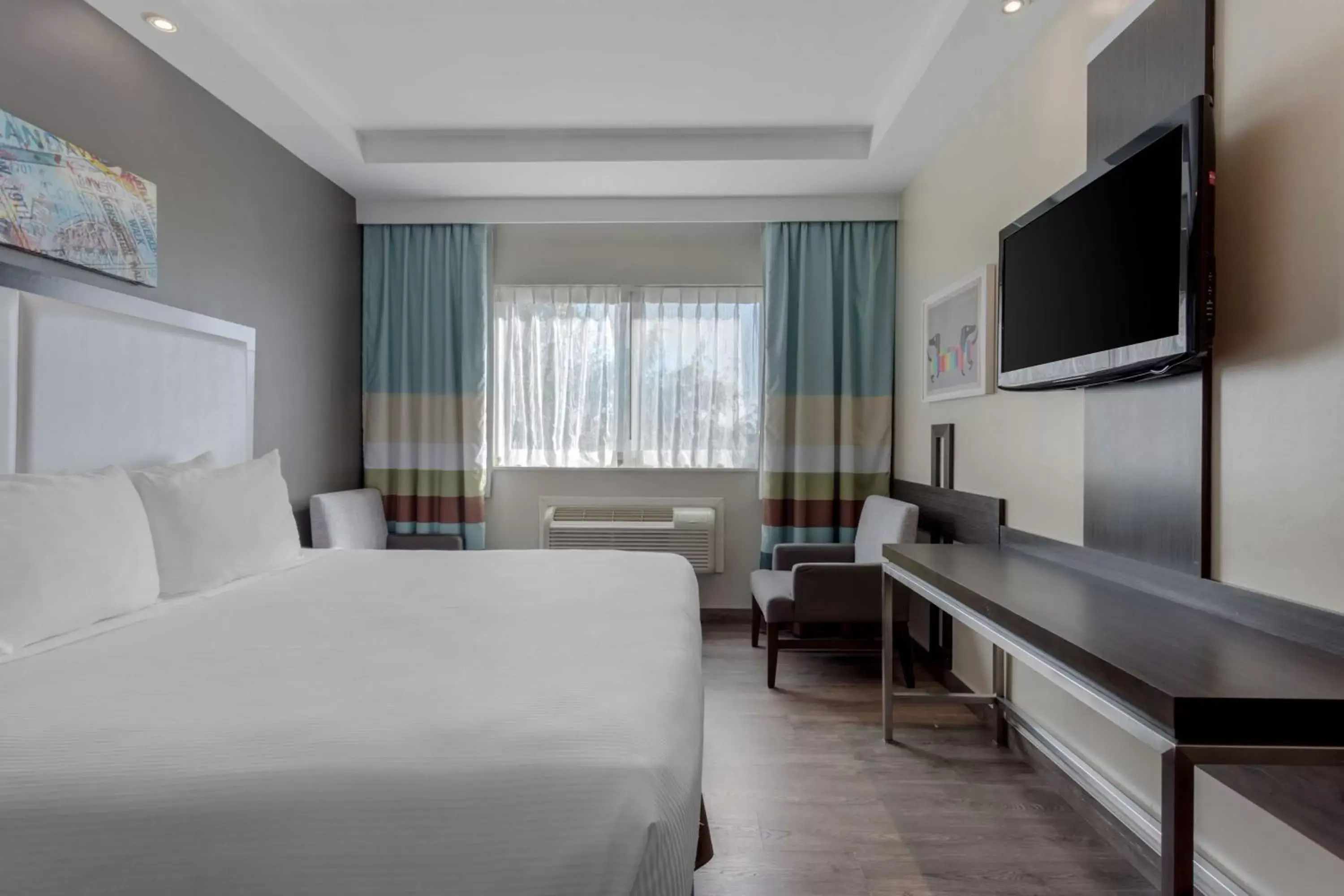 Bedroom, TV/Entertainment Center in Best Western Plus Brooklyn Bay Hotel