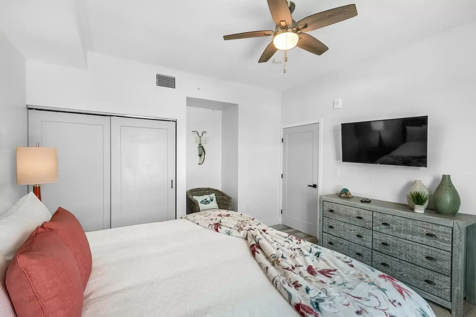 Bed in Cape Crossing Resort & Marina Bed in Cape Crossing Resort & Marina