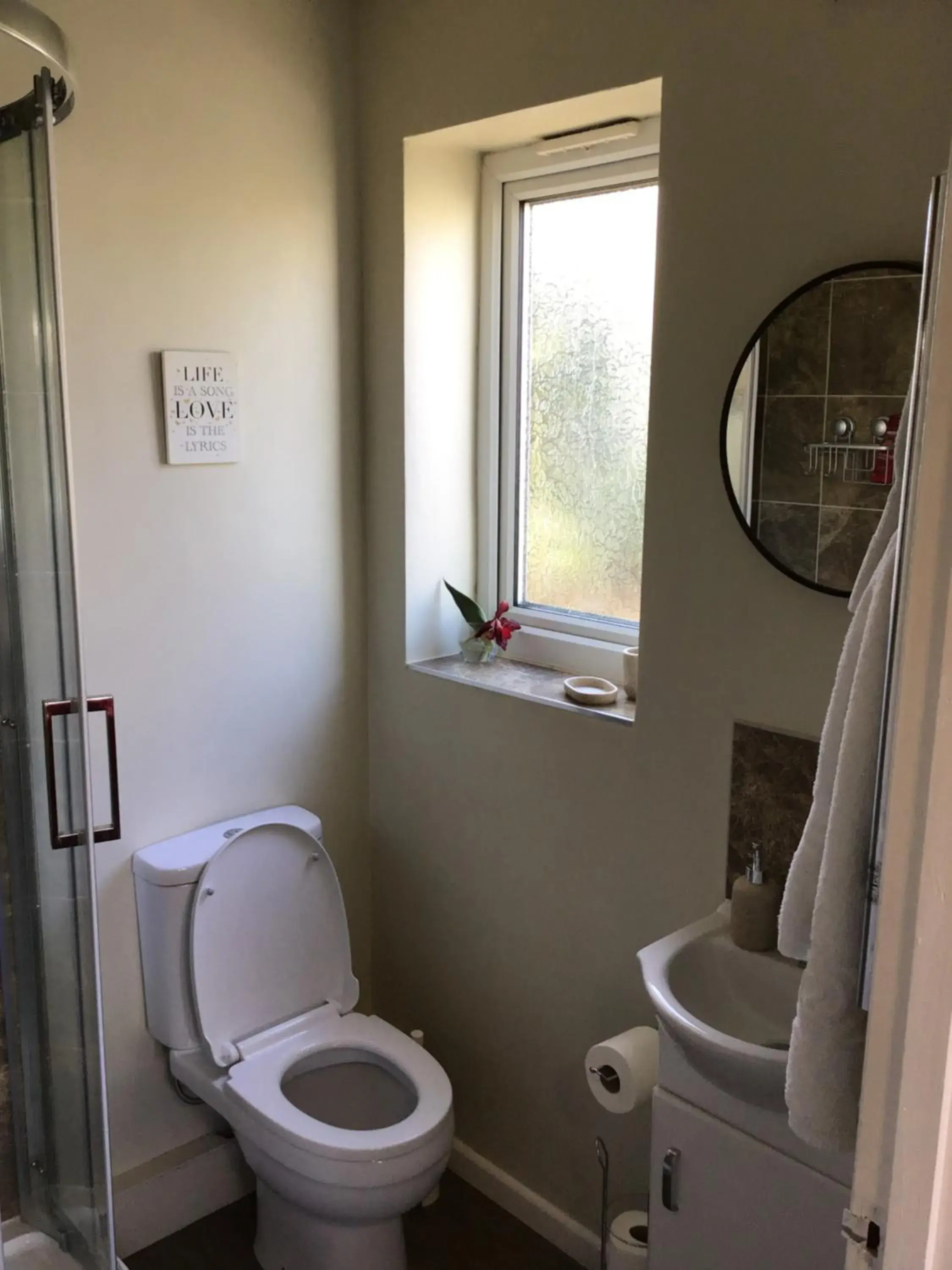 Toilet, Bathroom in Little Lodge Walcote Lutterworth