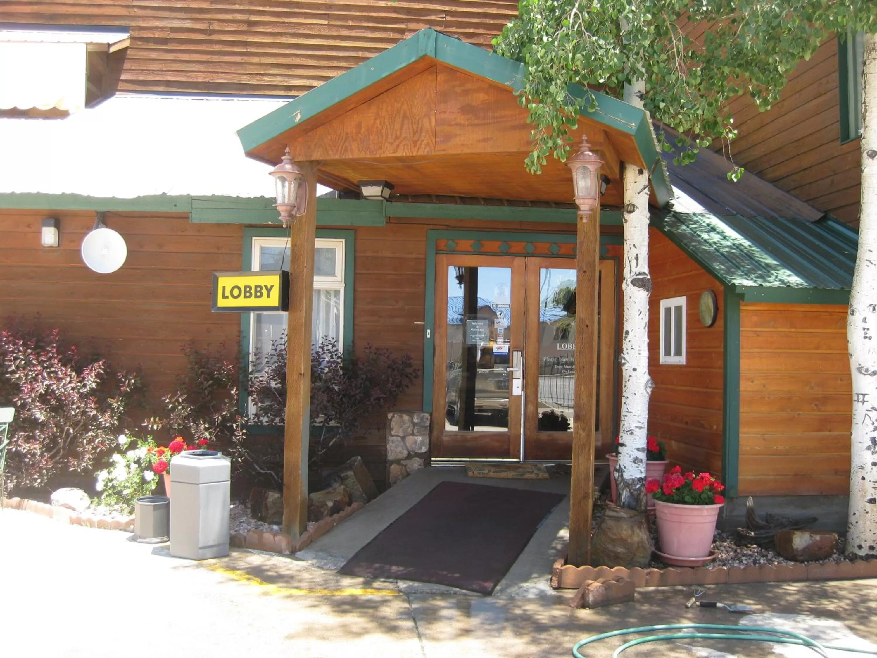 Facade/entrance in Alpine Inn